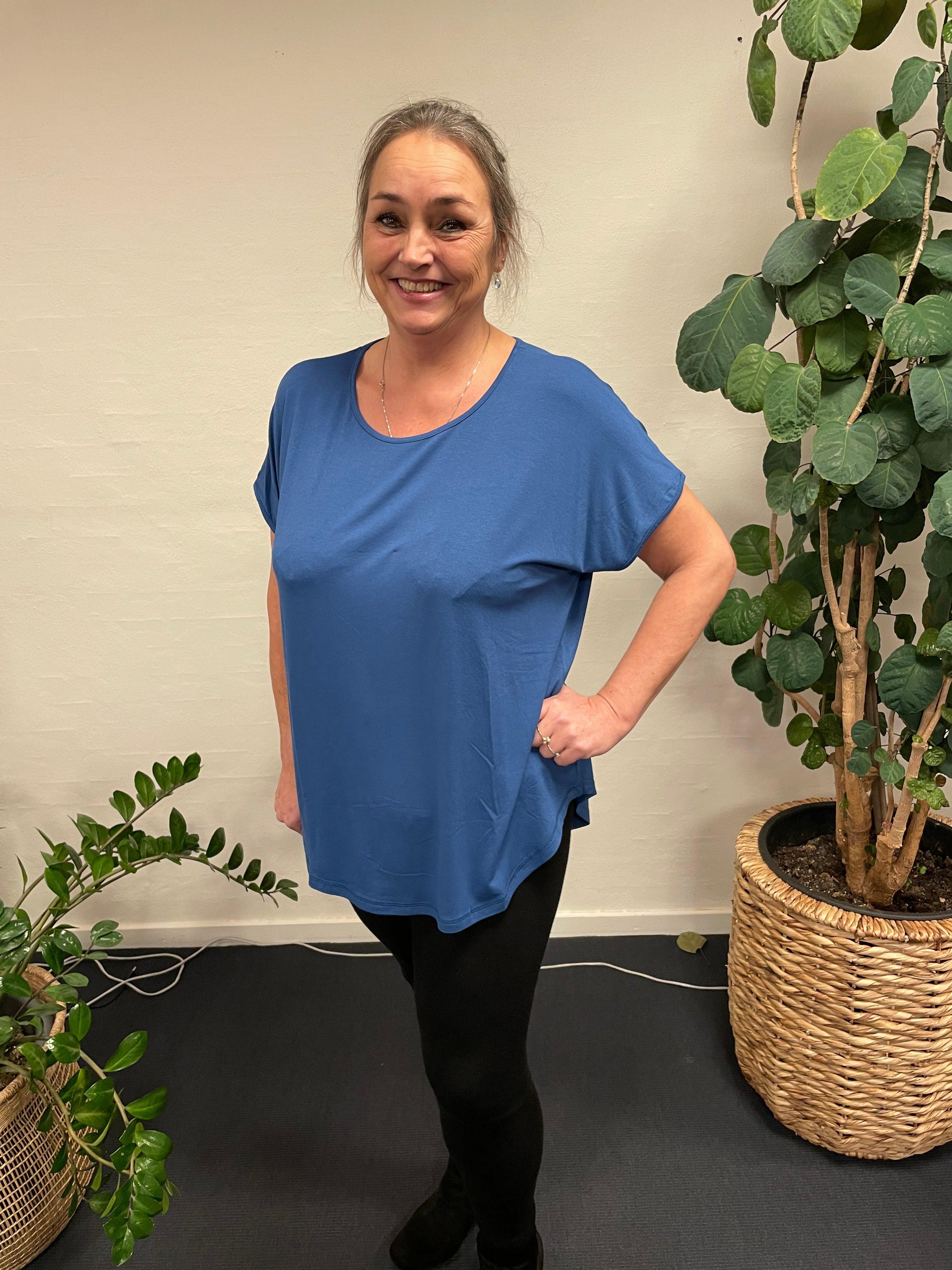 Kvinde iført Gizzip Basic T-Shirt-47 foran plante.