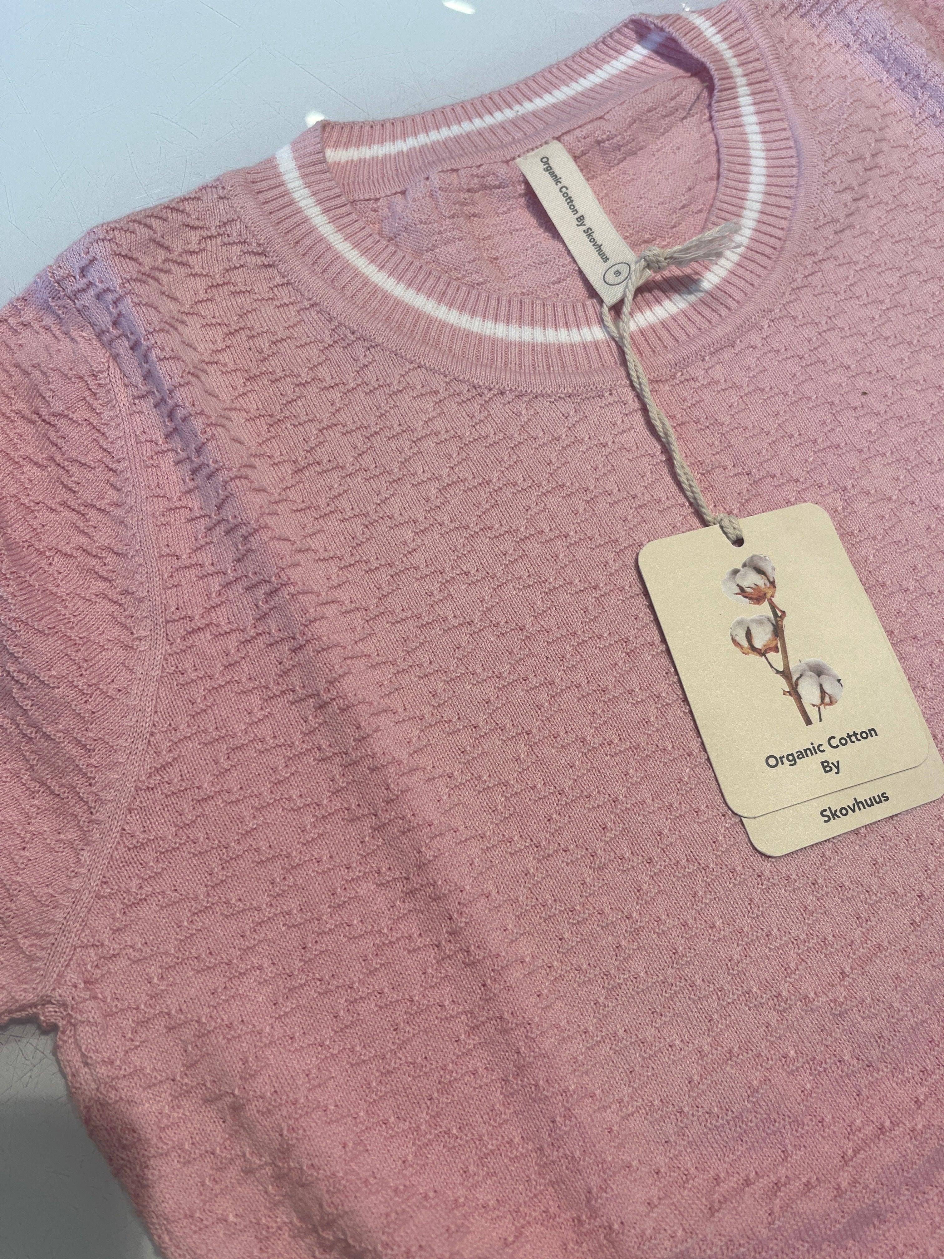 Skovhuus Strik T-Shirt 2562 med tag og strikmønster.