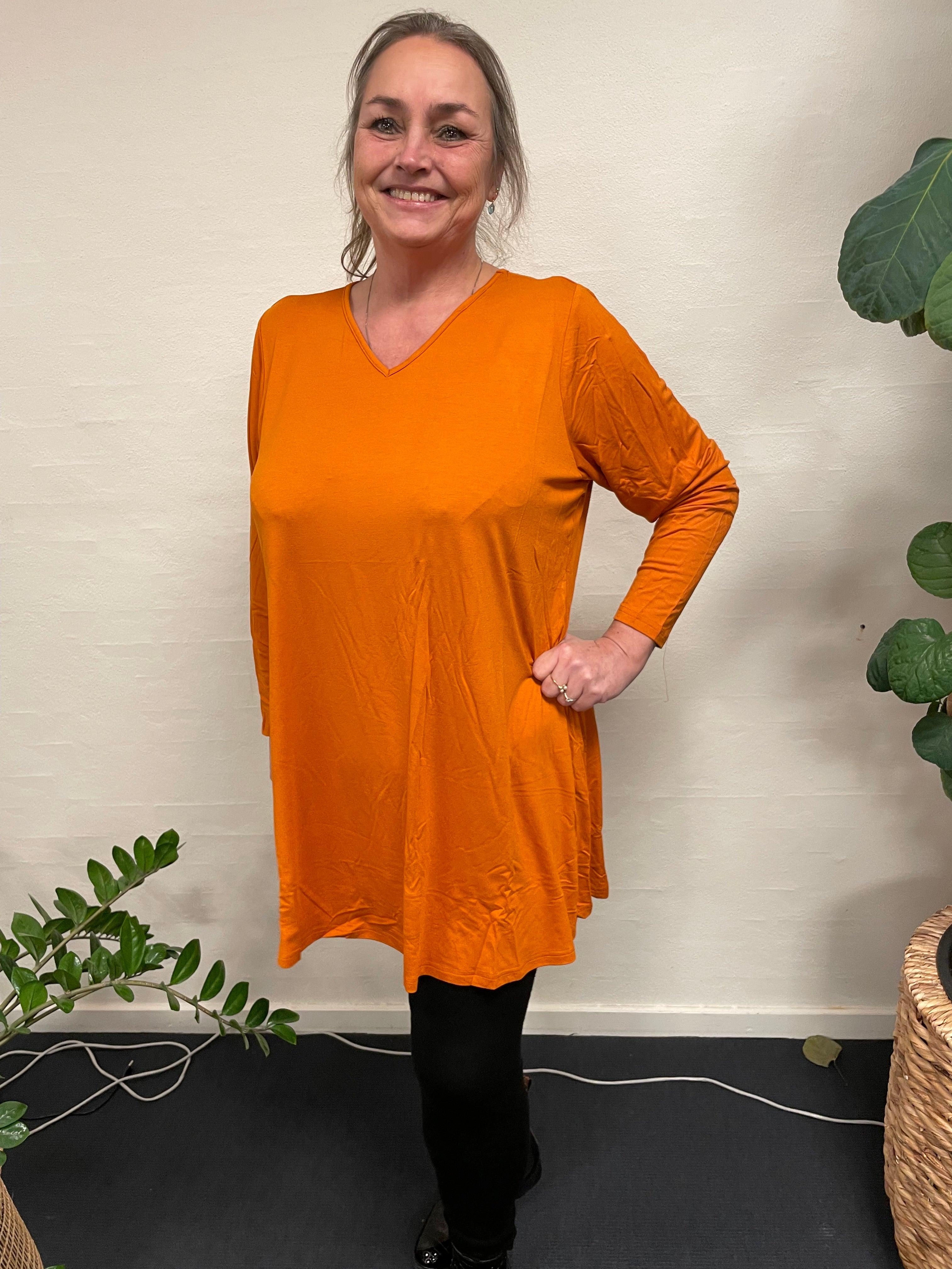 Kvinde i Pronto Woman - LisG Lang A-Bluse, orange. Størrelse 42.