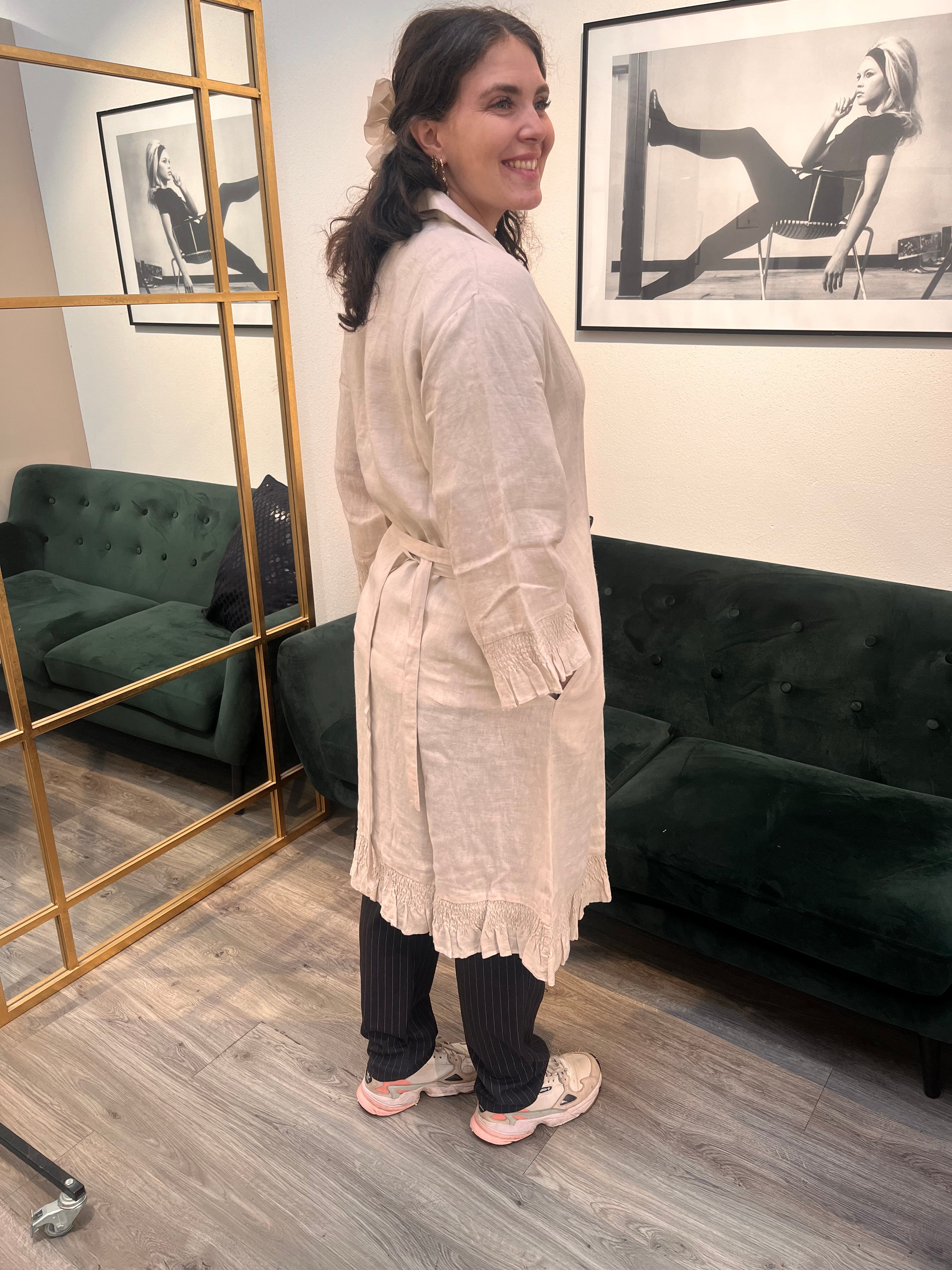 Femme Facon - THIT LS TRENCHCOAT i elegant hørdesign.