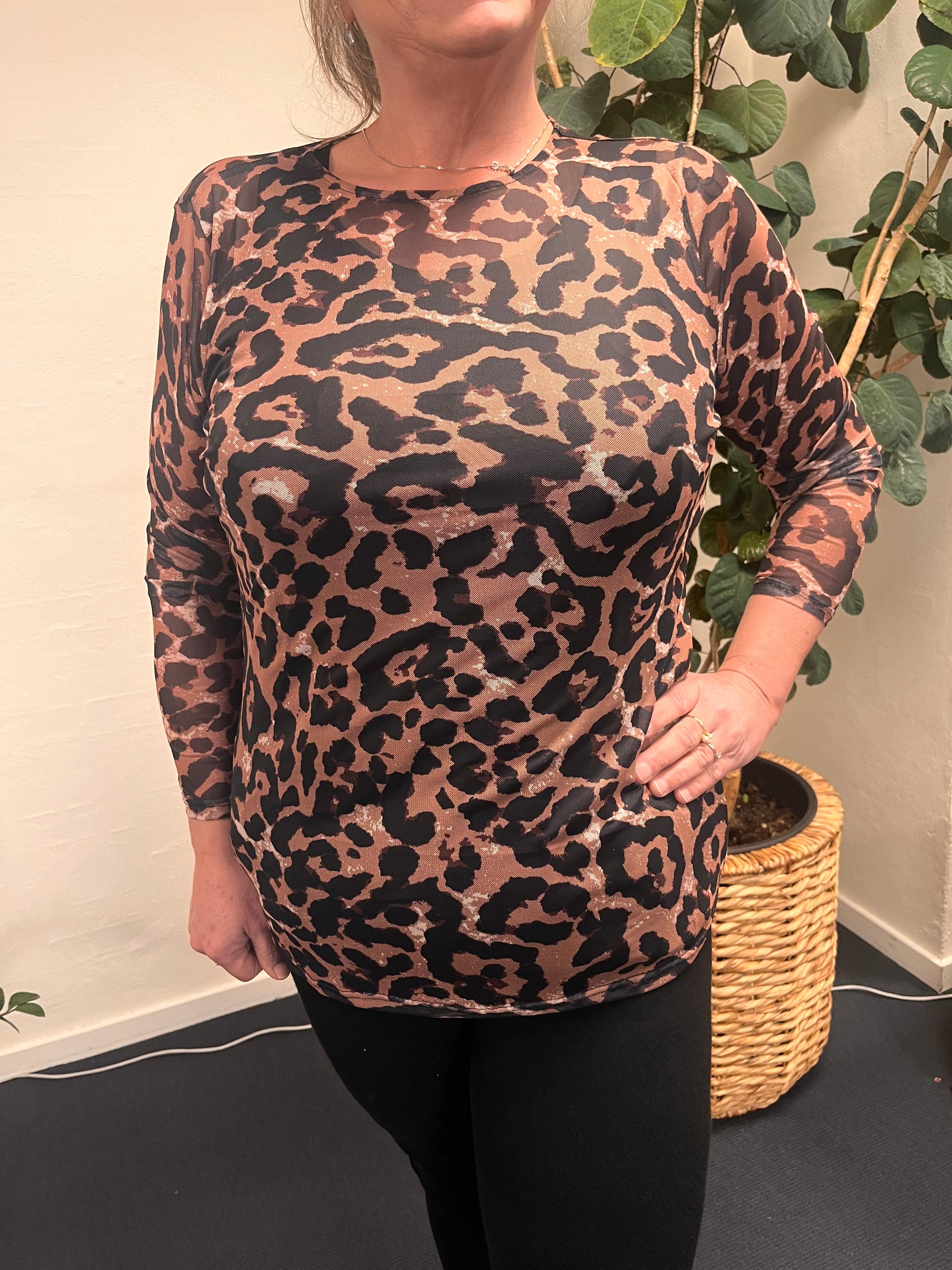 Kvinde iført Only Carmakoma Leo mesh-top i leopardprint.