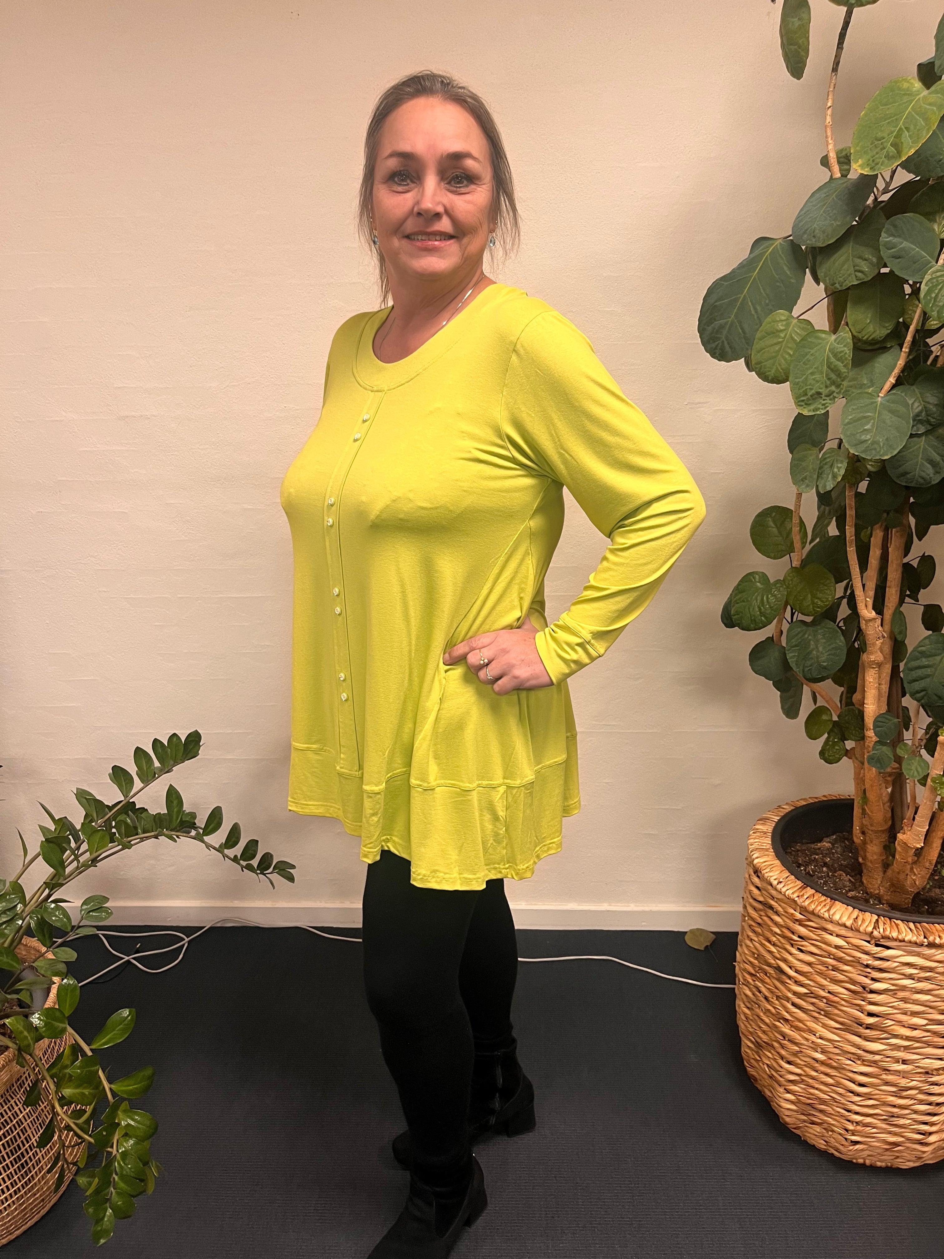 Pronto Woman | LisG a-bluse lime-45 bæres af smilende kvinde.