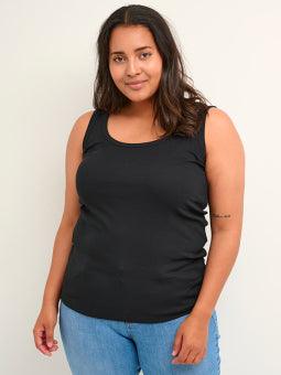 Kvinde iført Only Carmakoma 2 pak basis top.