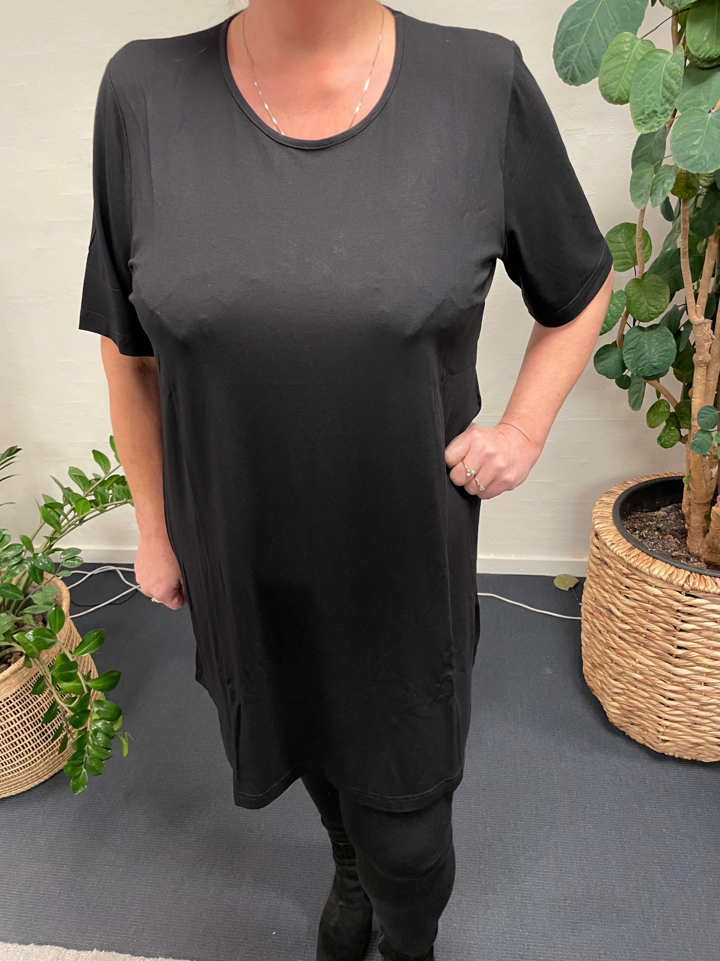 By Caroline - LisG lang t-shirt sort, kvinde iført stilfuld tøj.