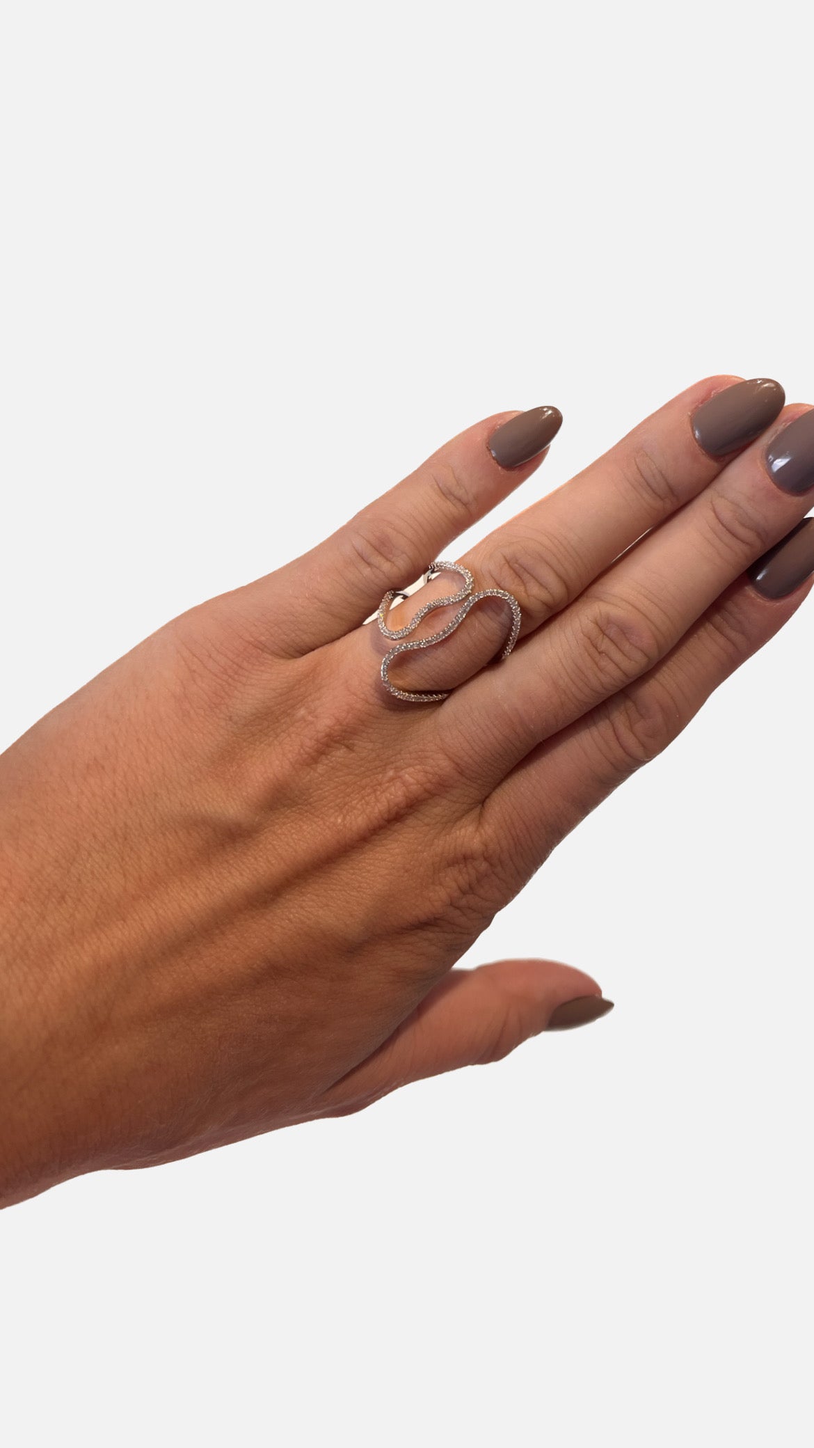 Dansk smykkekunst -ringe- 1A1010/1A1011 vises på en hånd, fremhæver den elegante håndlavede ring i sterling sølv og ædelsten.
