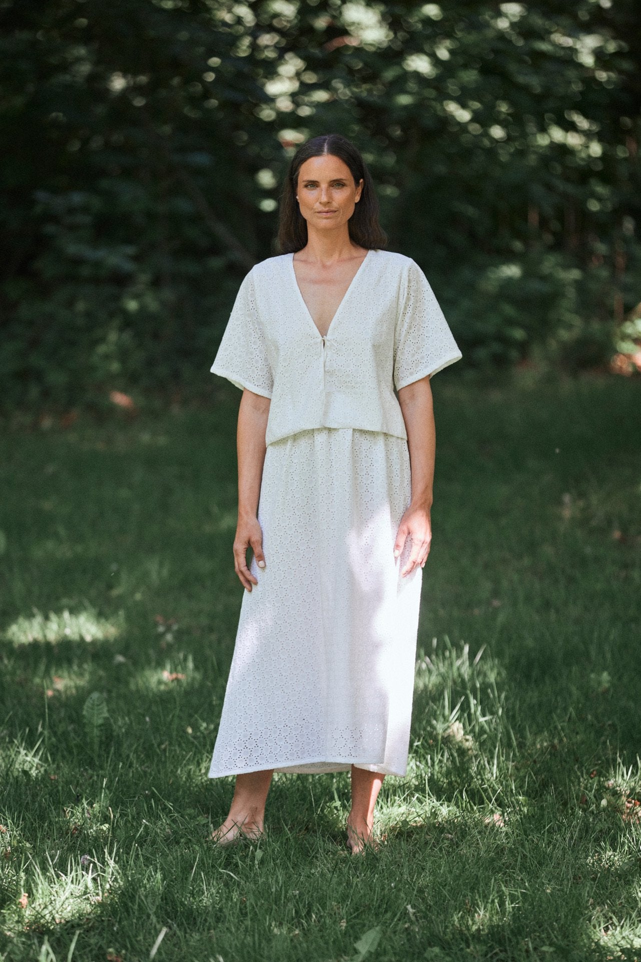 Femme Facon - AGNES SS SHORT CARDIGAN på kvinde i græsset.