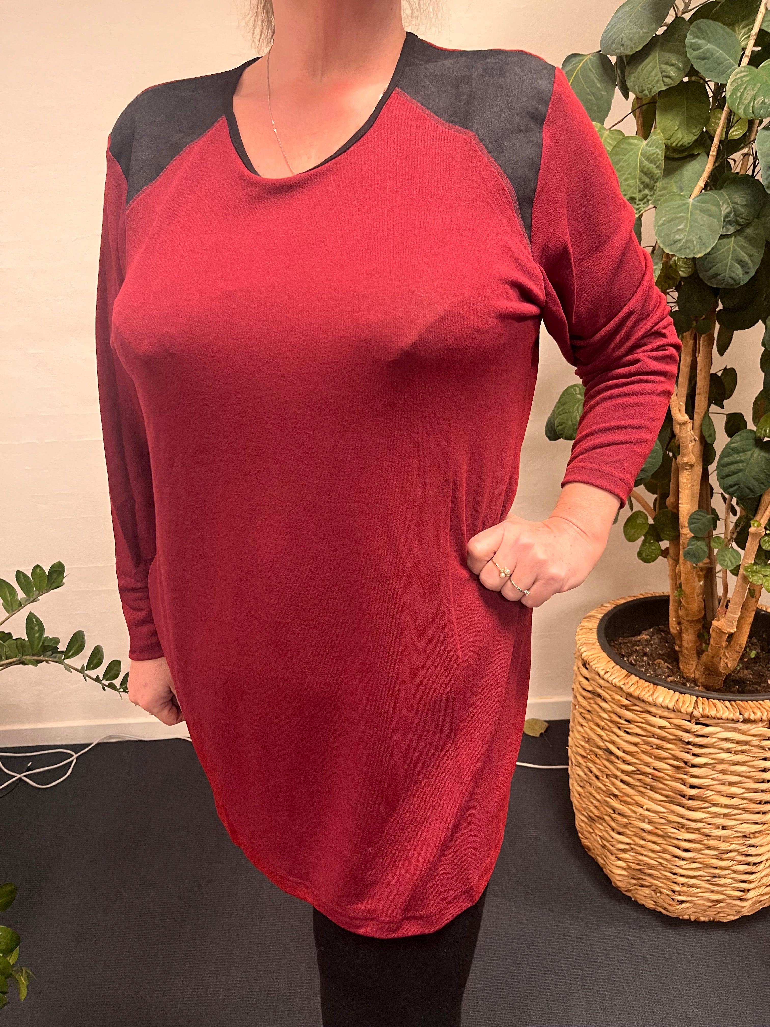 Kvinde i Pronto Woman- LisG tunika med sorte skuldre.