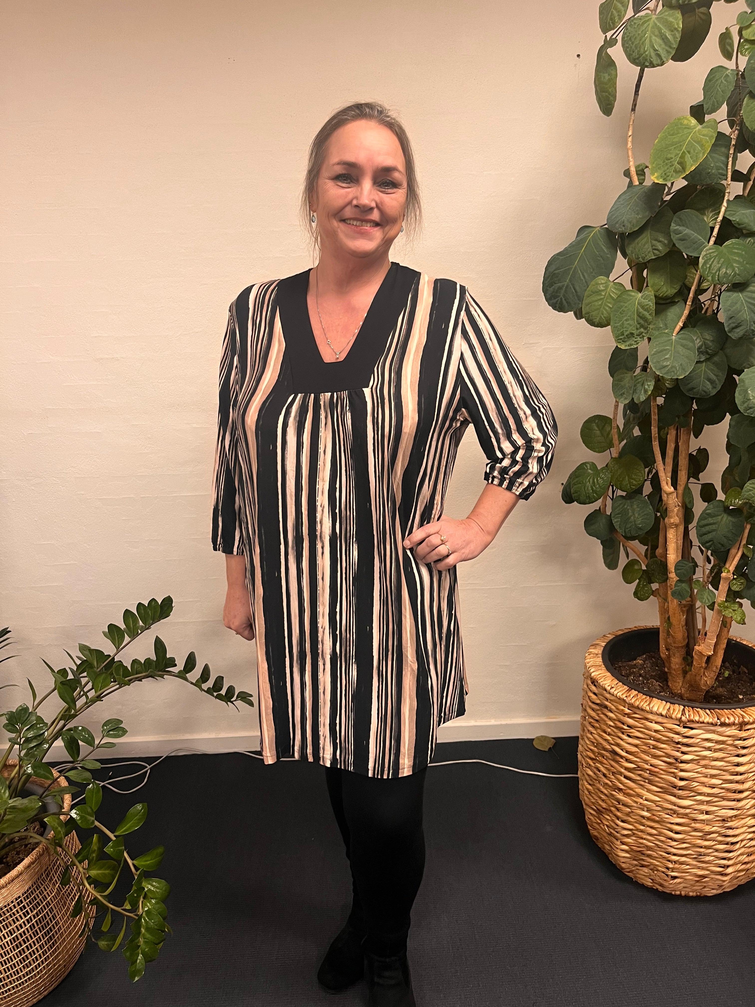 Pronto woman - LisG stribet tunika bæres af kvinde foran plante.