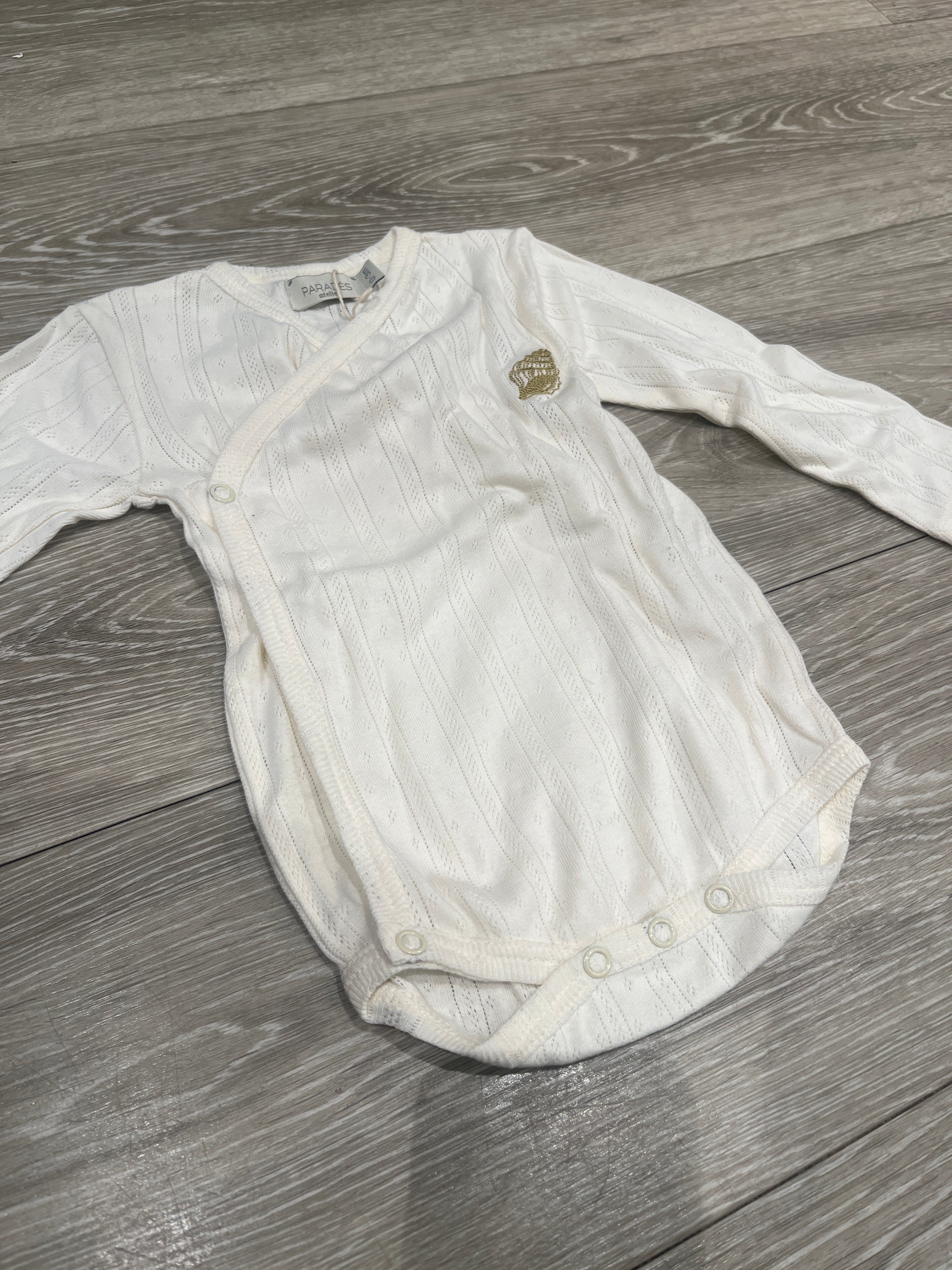 Atelier Pointielle L/S Body -48 på træoverflade, tætpunktmønster.