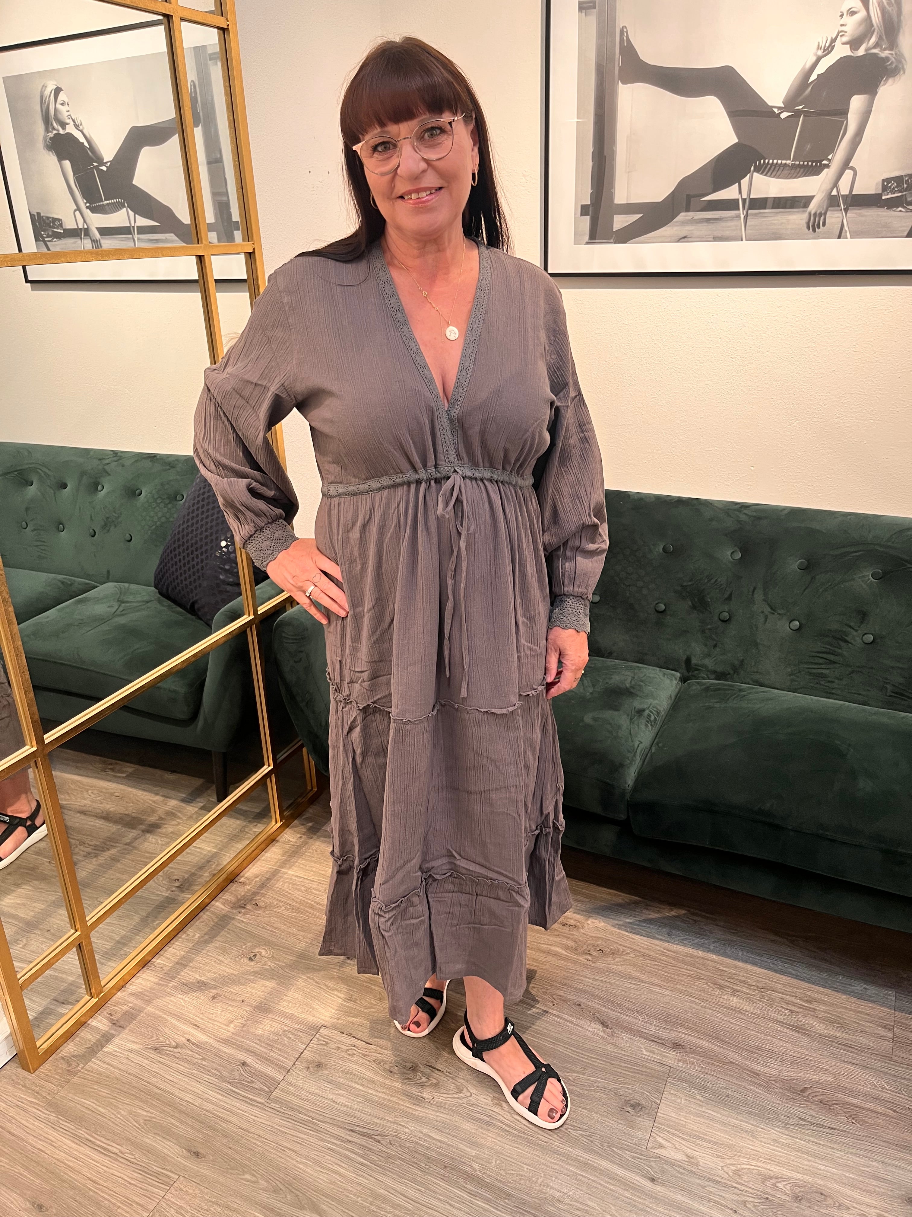 Kvinde iført Femme Facon - LYDIA LS DRESS - WASHED DARK GREY.