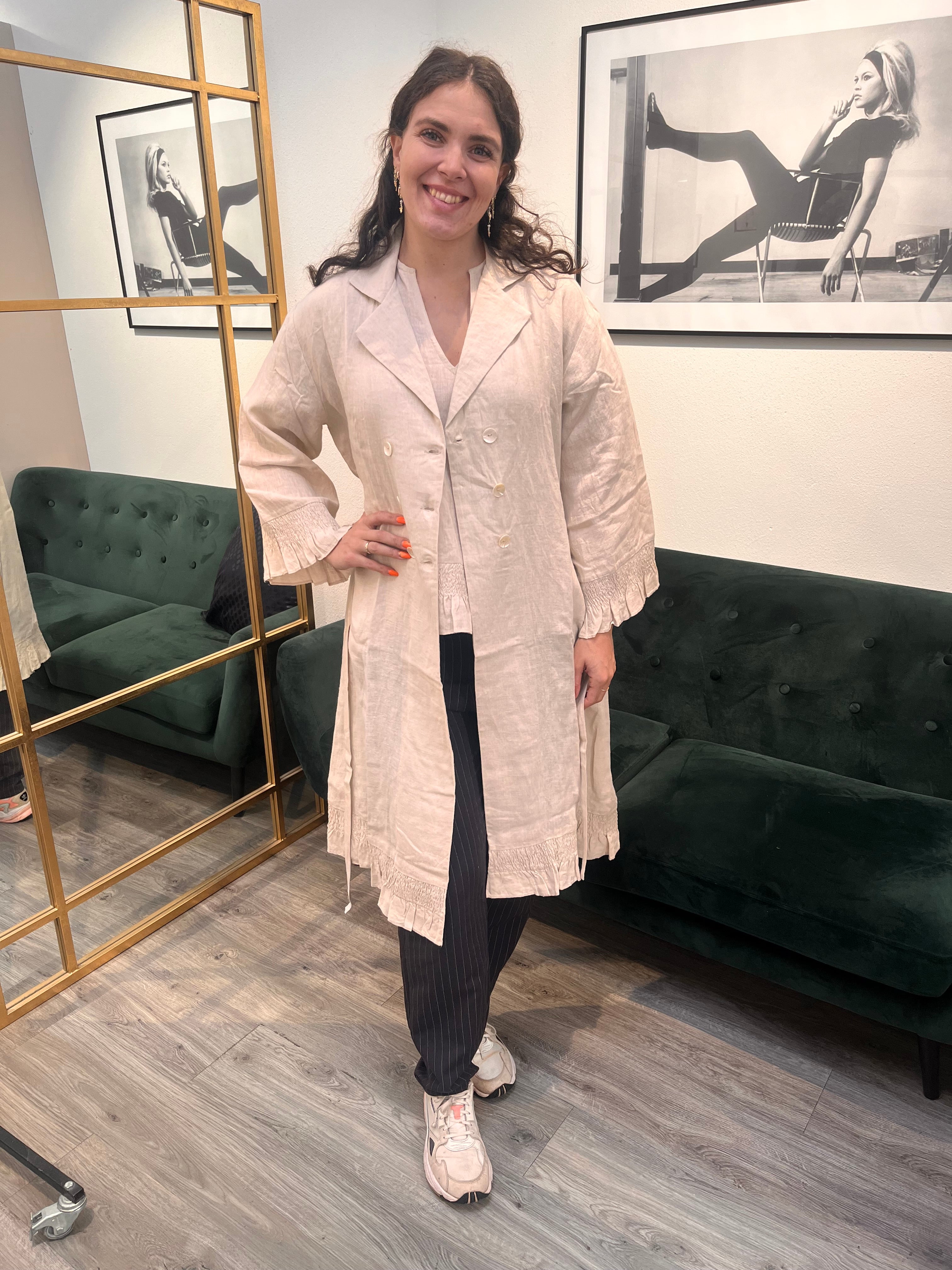 Femme Facon - THIT LS TRENCHCOAT i hør med smockdetaljer.