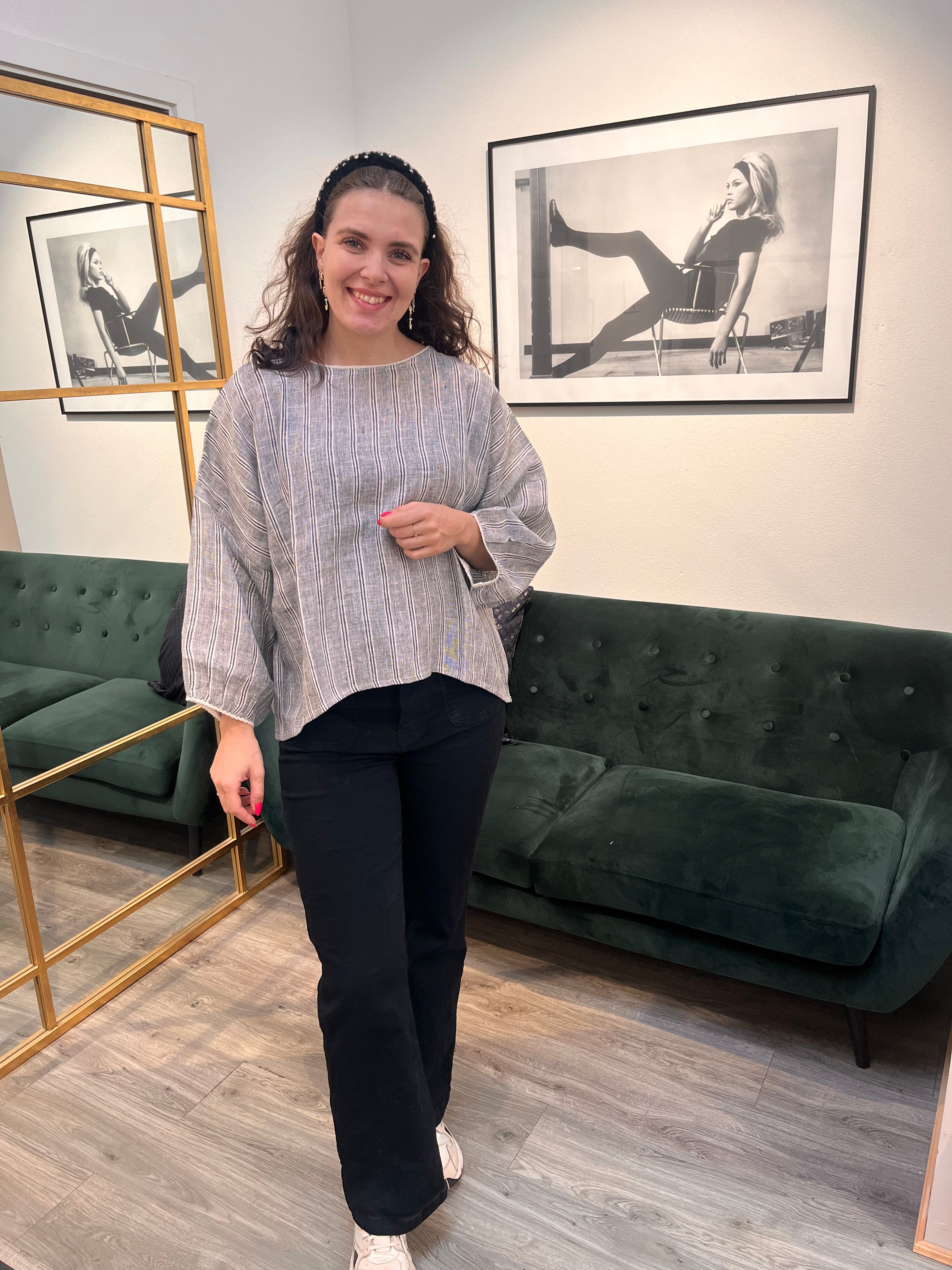 Femme Facon - CELIA LS BLOUSE med blonde og løstsiddende pasform.