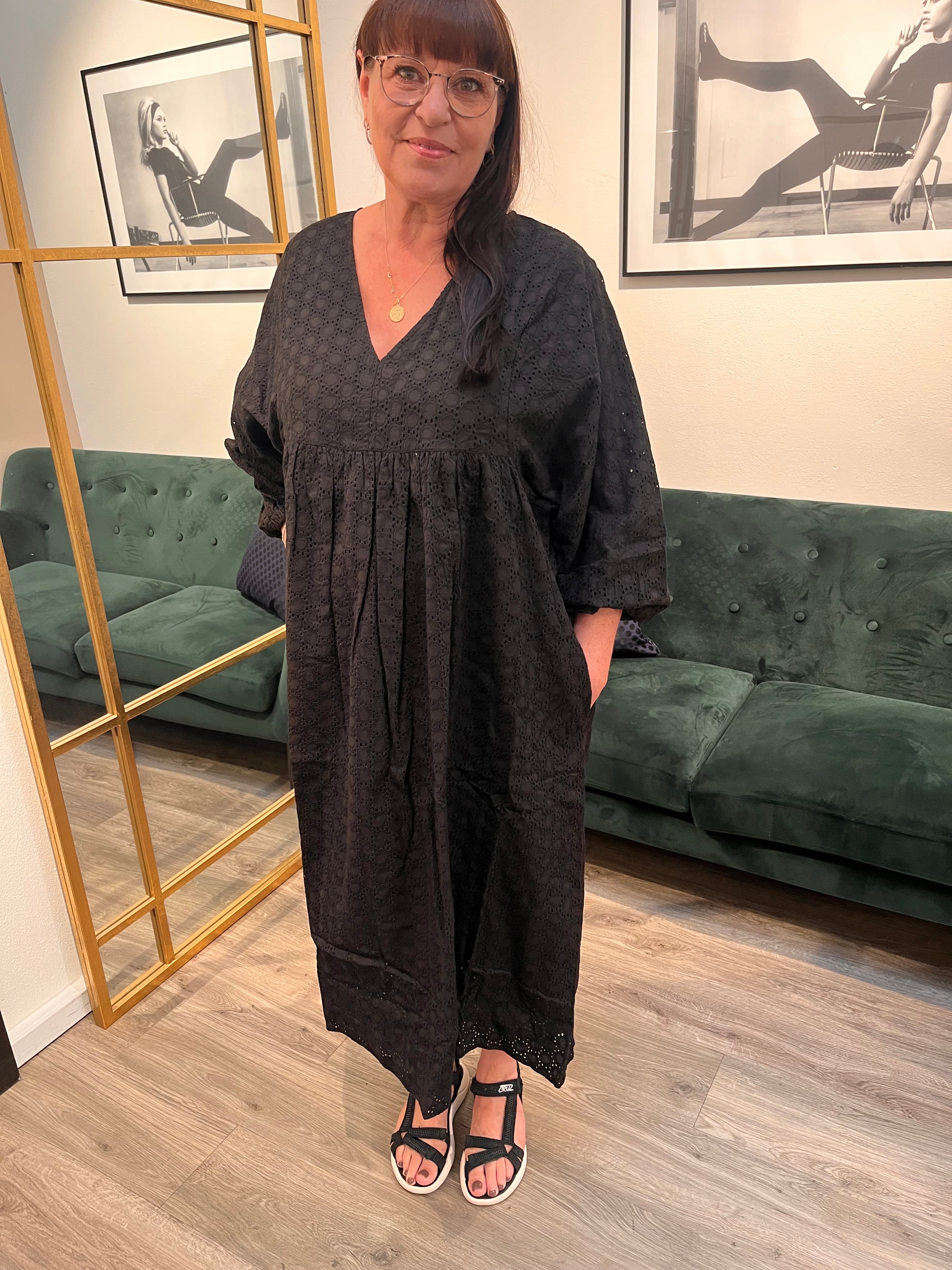 Femme Facon - AGNES 7/8 LOOSE DRESS SORT, elegant og feminin kjole.