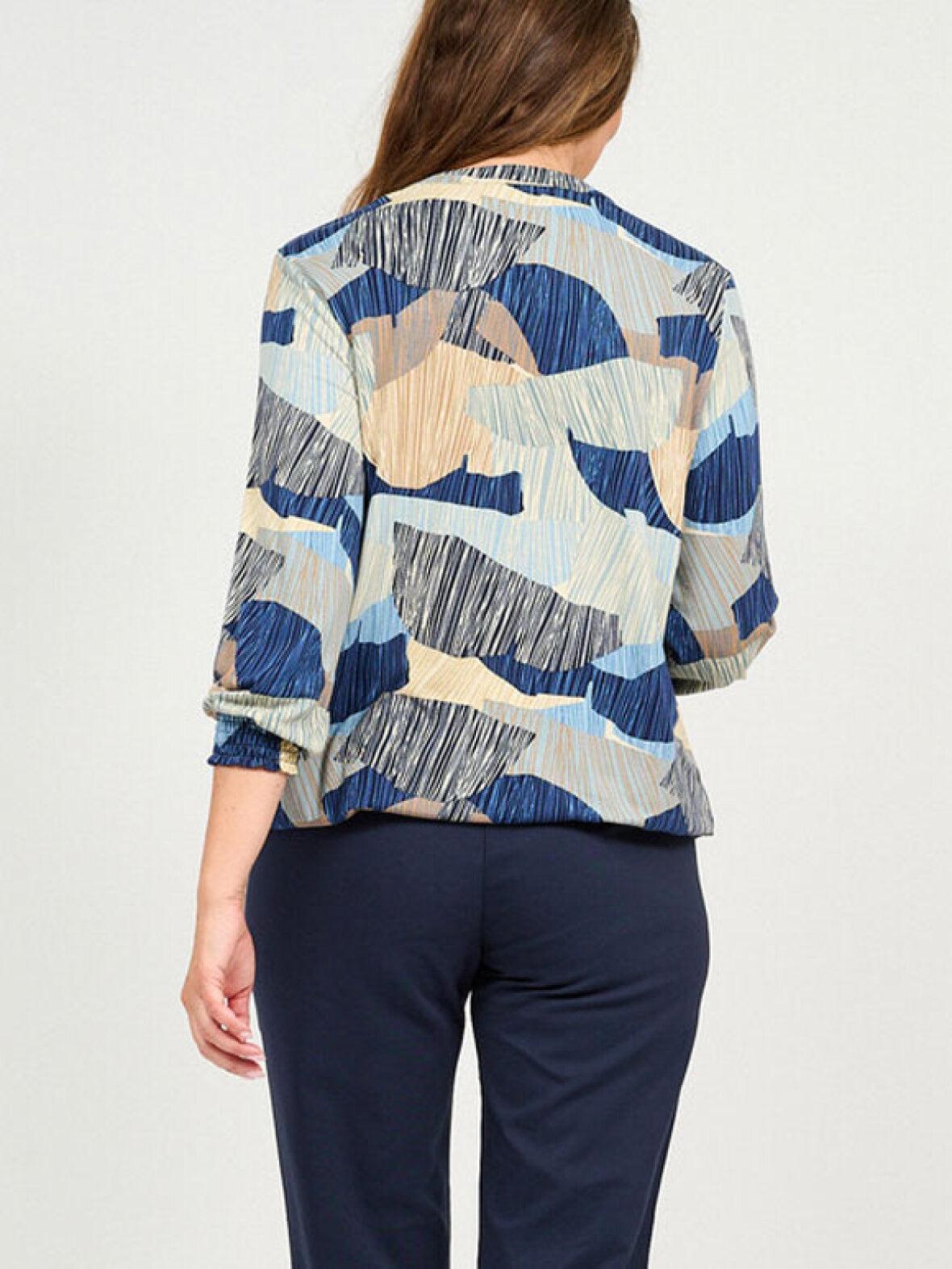 Kvinde iført Signature 214333 bluse.