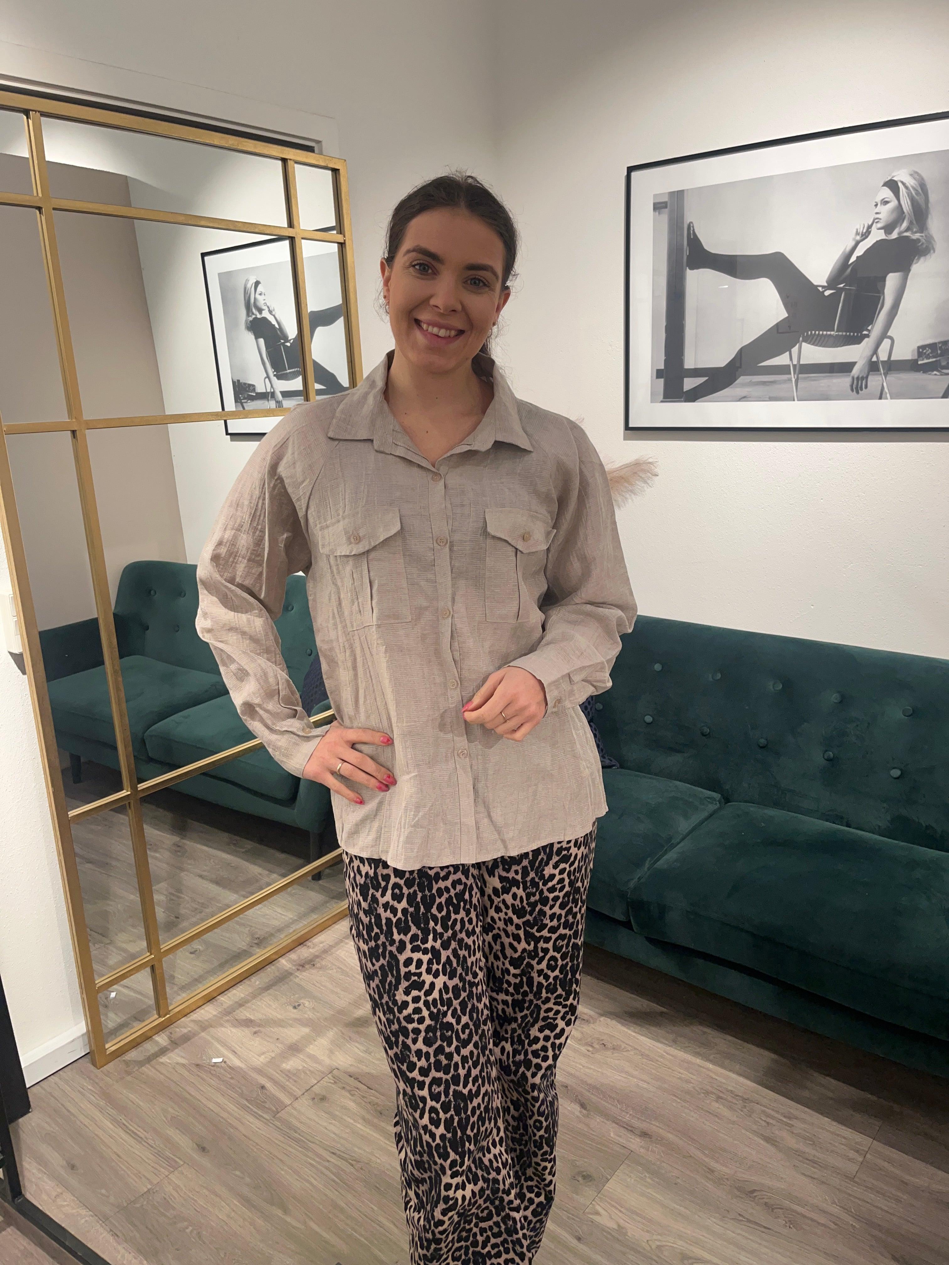 Kvinde i Copenhagen luxe Skjorte 2233 foran spejl.