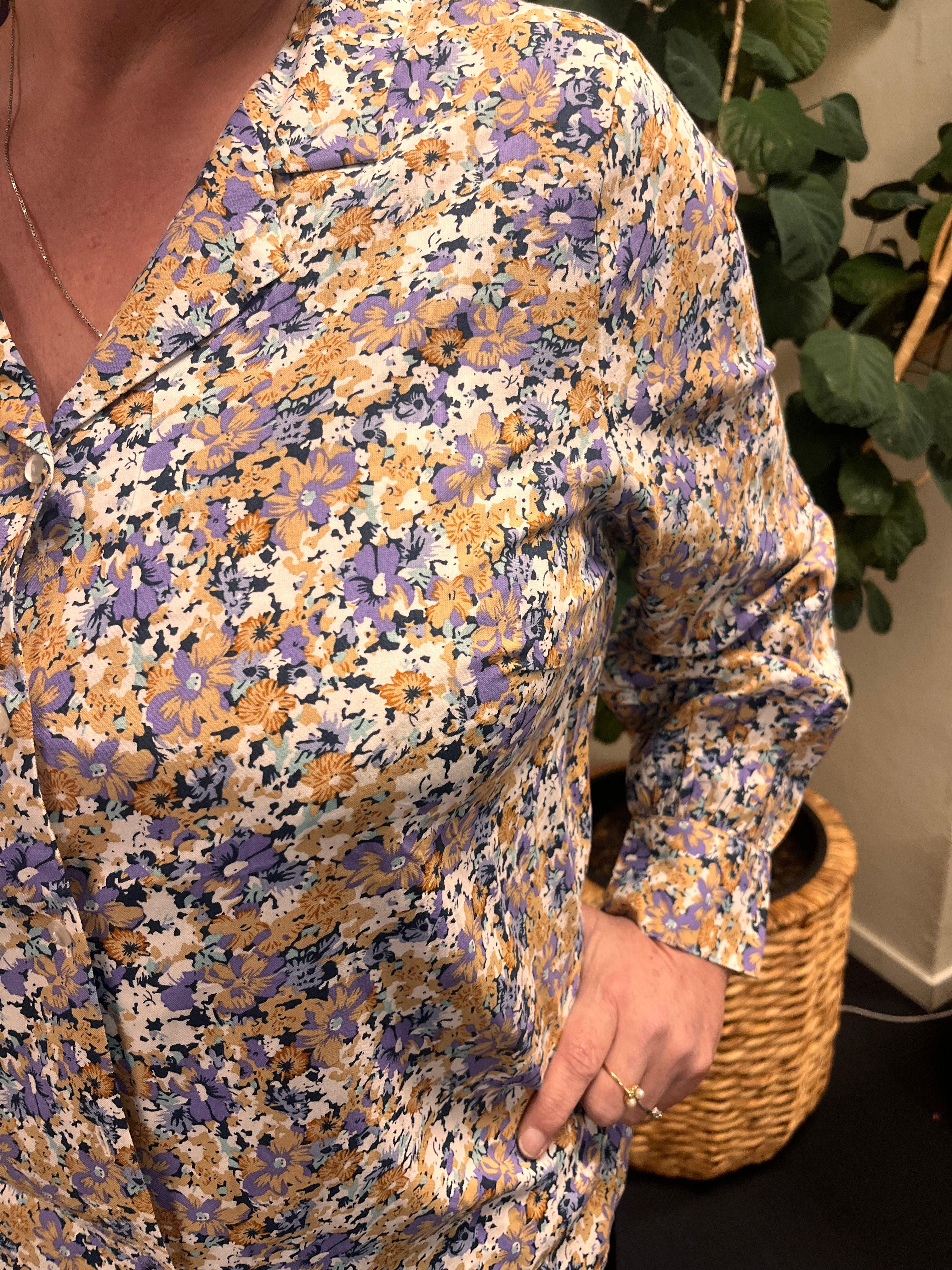 Kvinde iført Only Carmakomaesh blomster bluse med elegant blomsterprint.