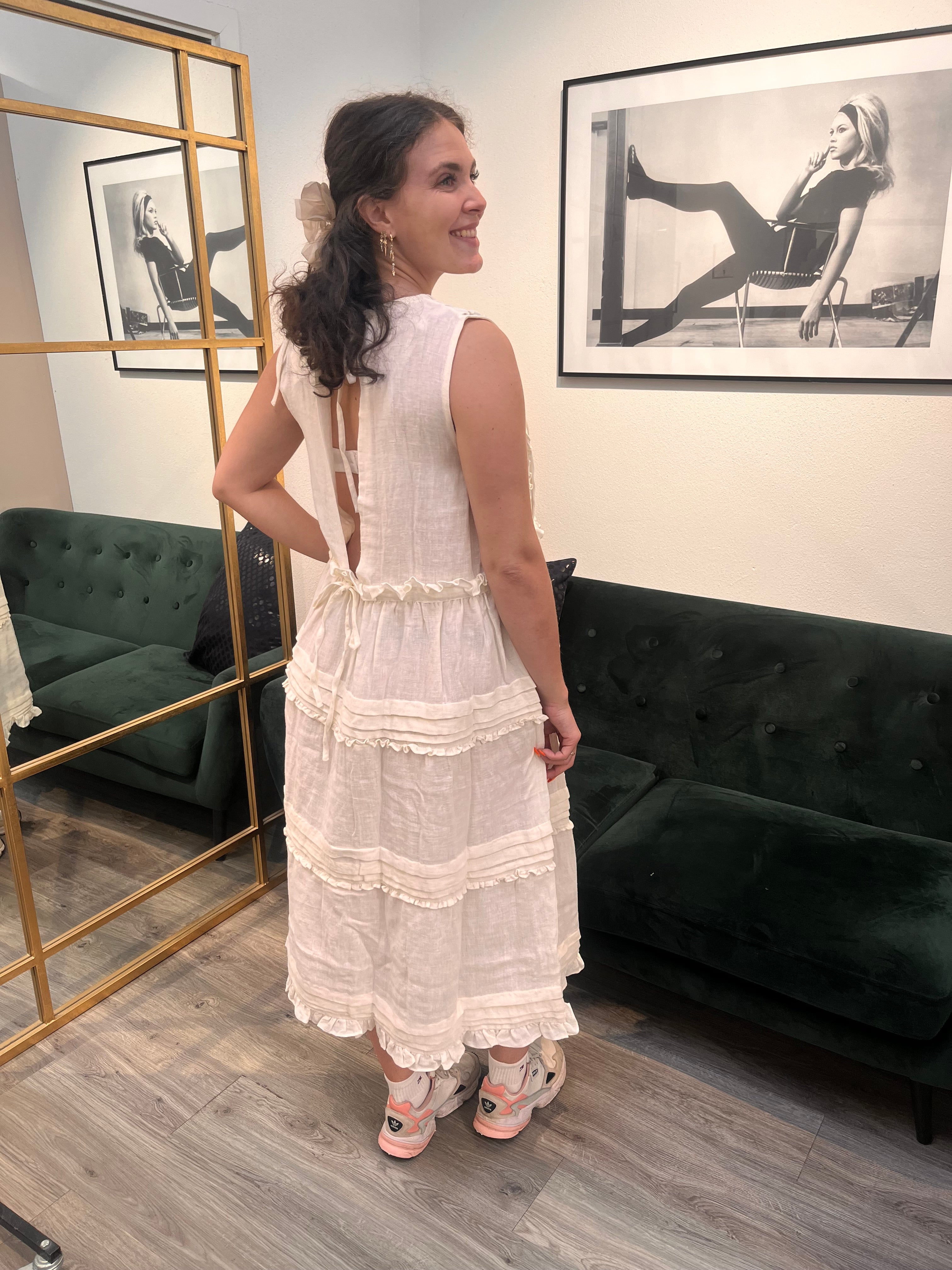 Femme Facon - LOUISA SL DRESS på en kvinde siddende.