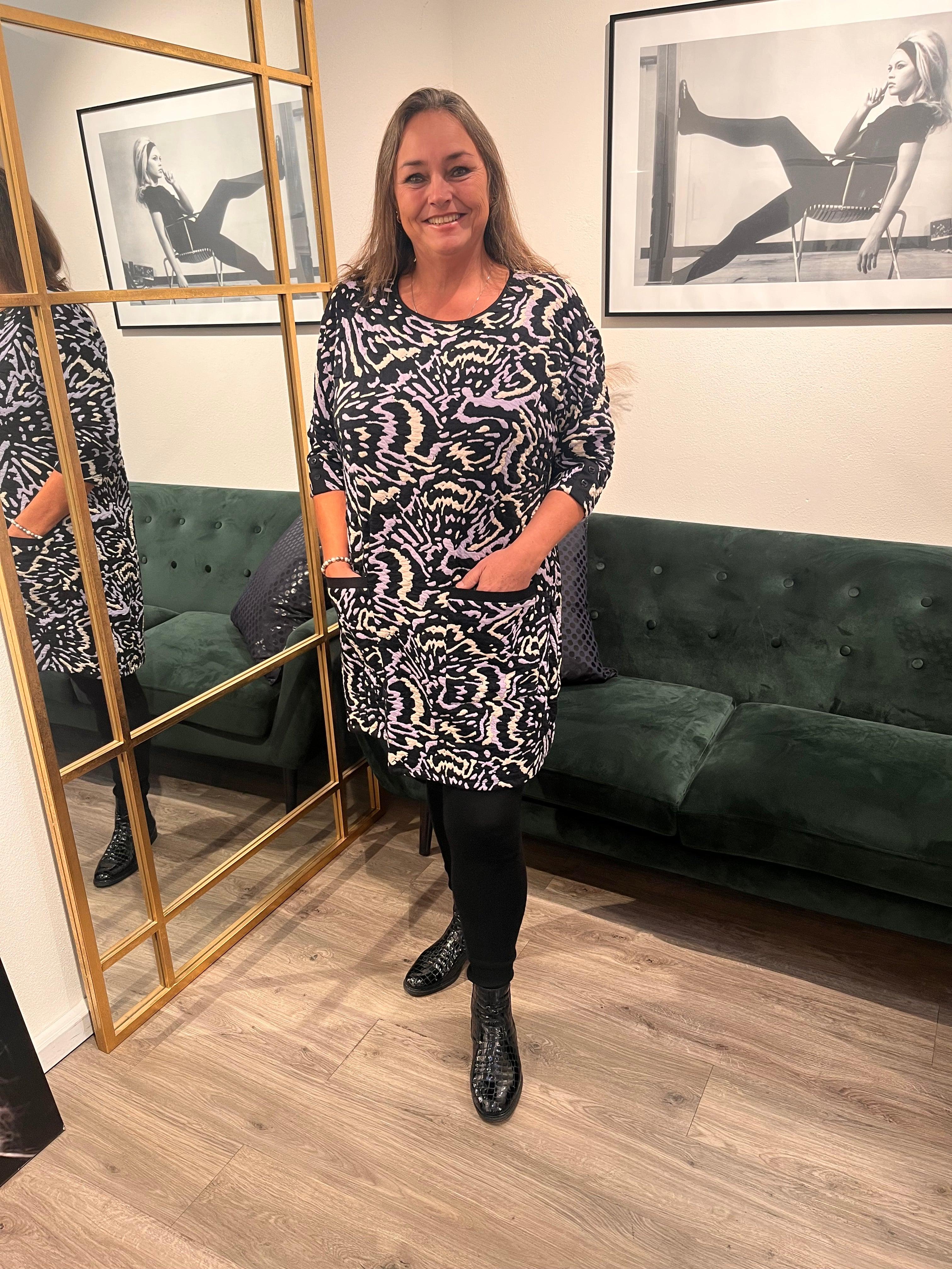 Kvinde iført Pont Neuf Mette Tunika foran spejl.