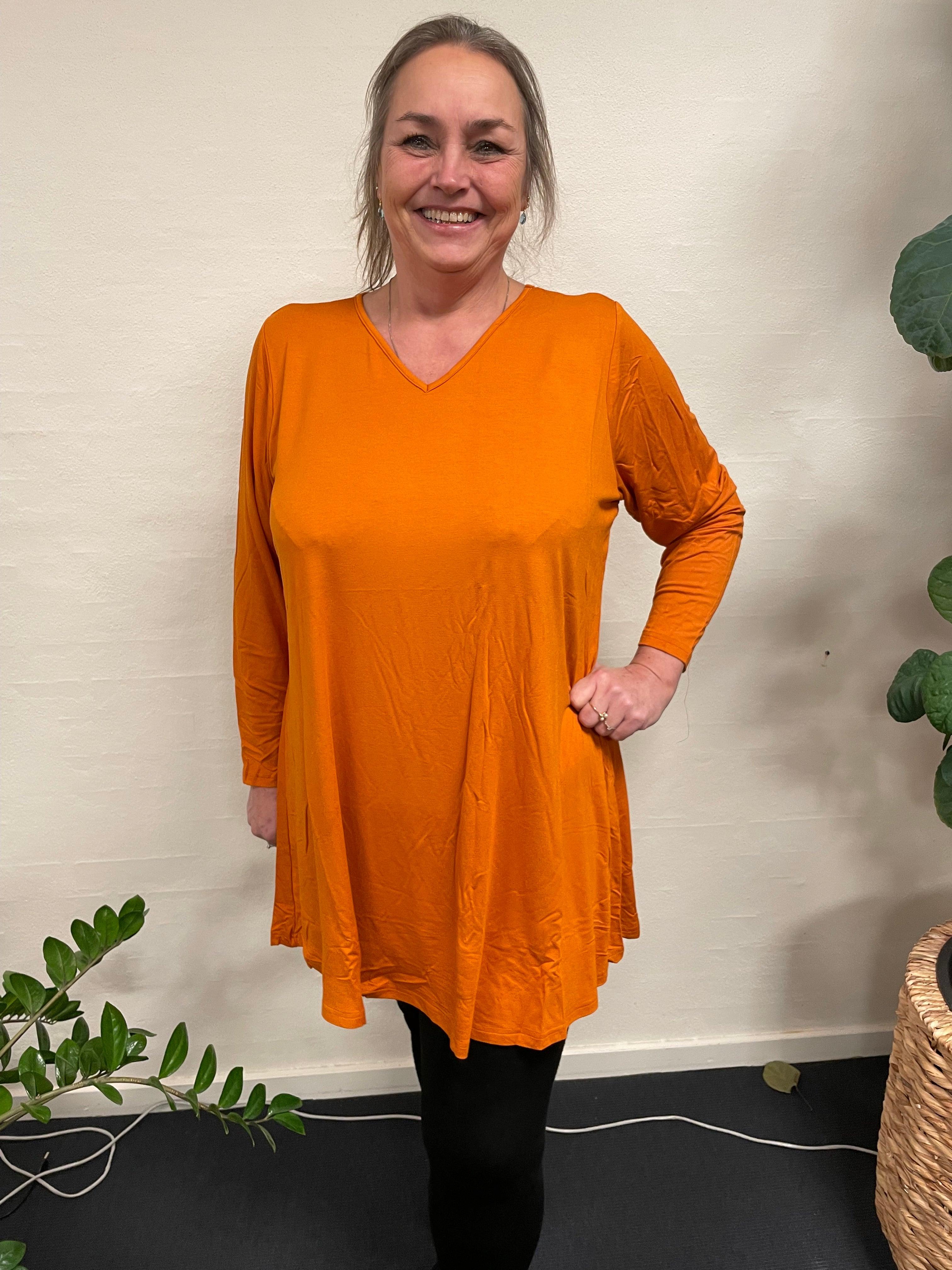 Kvinde bærer Pronto Woman - LisG Lang A-Bluse. Orange -42.