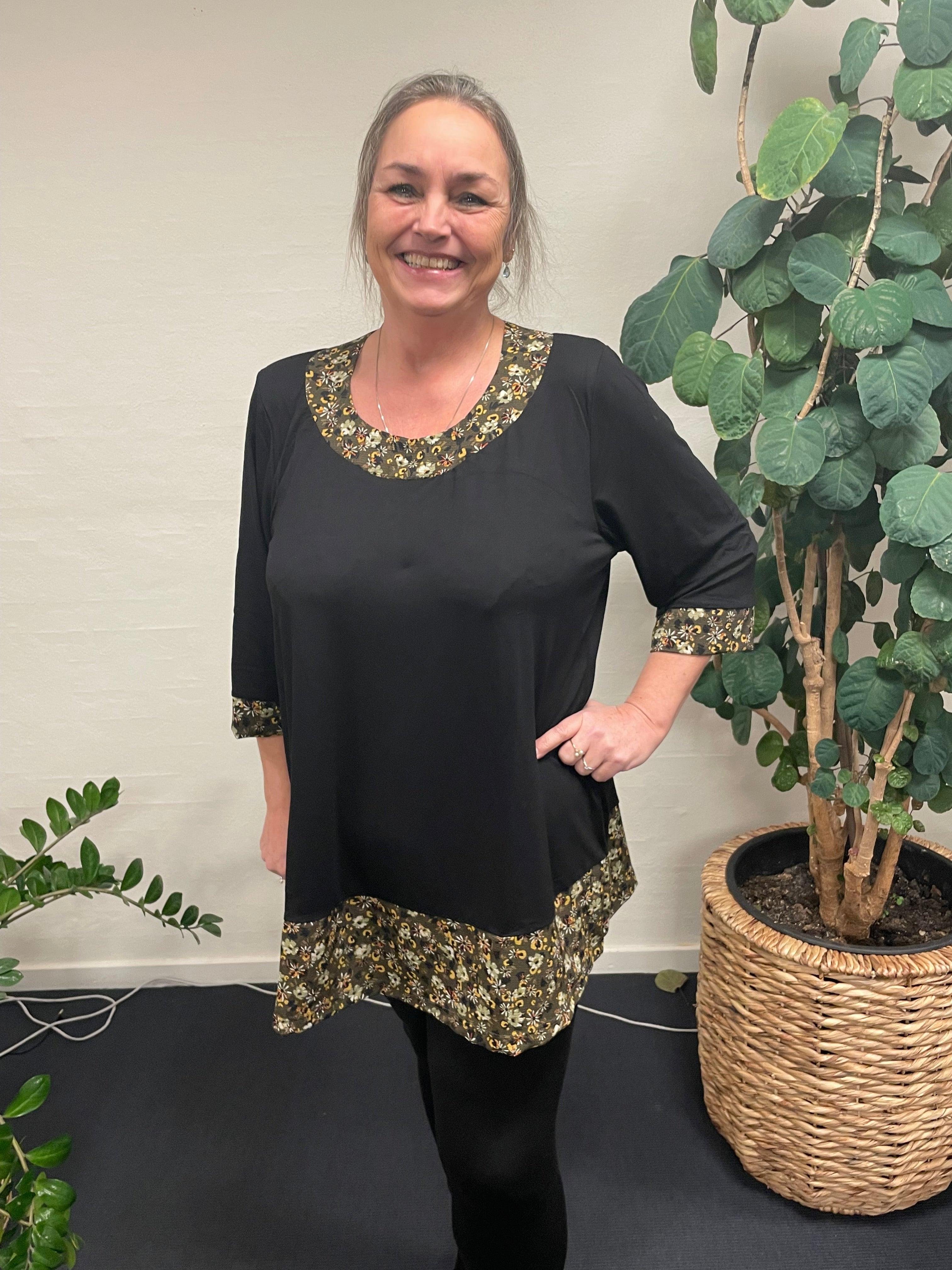 Pronto woman - LisG A-tunika med blomster, oliven.