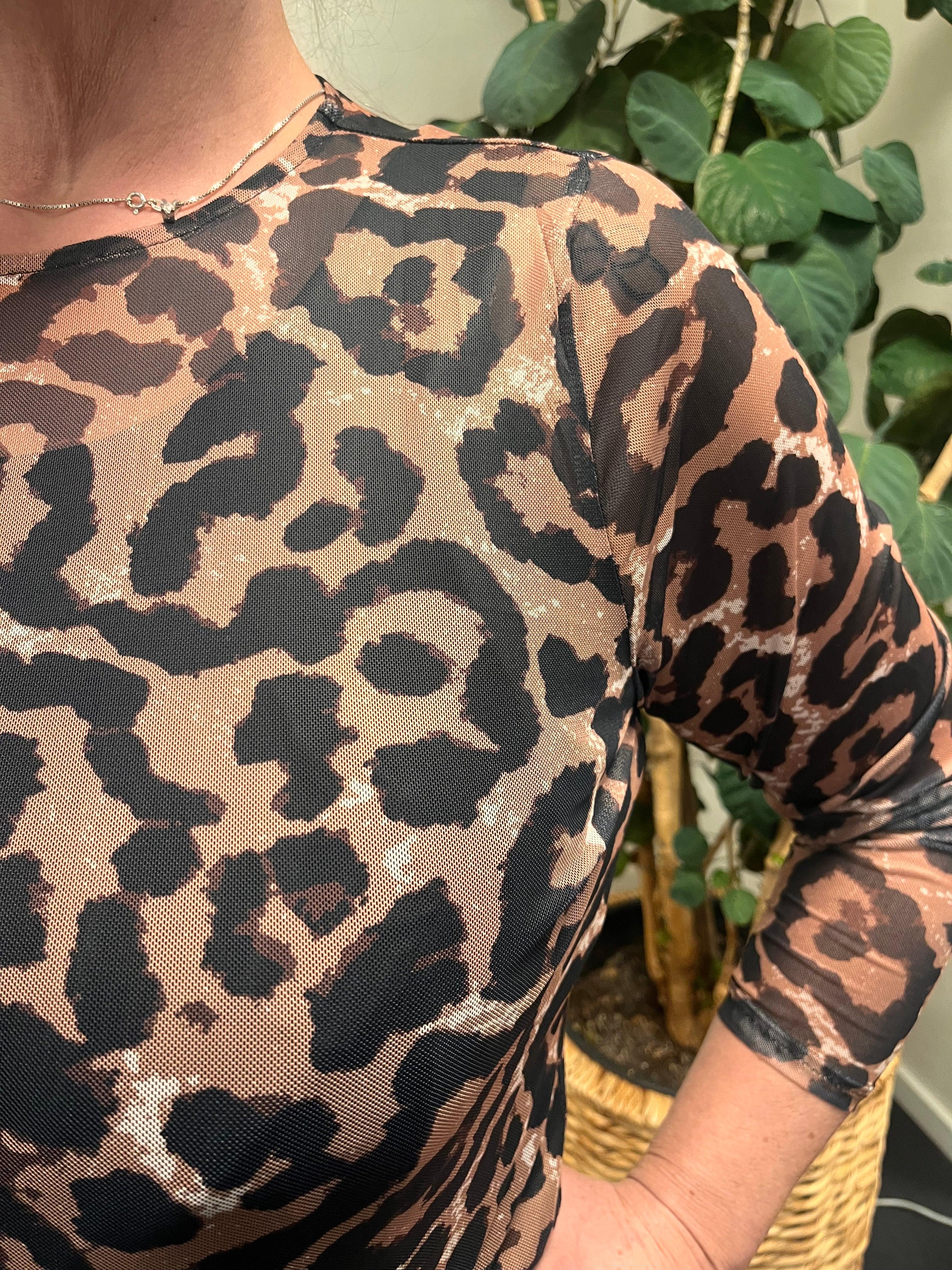 Only Carmakoma Leo mesh-top med leopardprint bæres af en person.