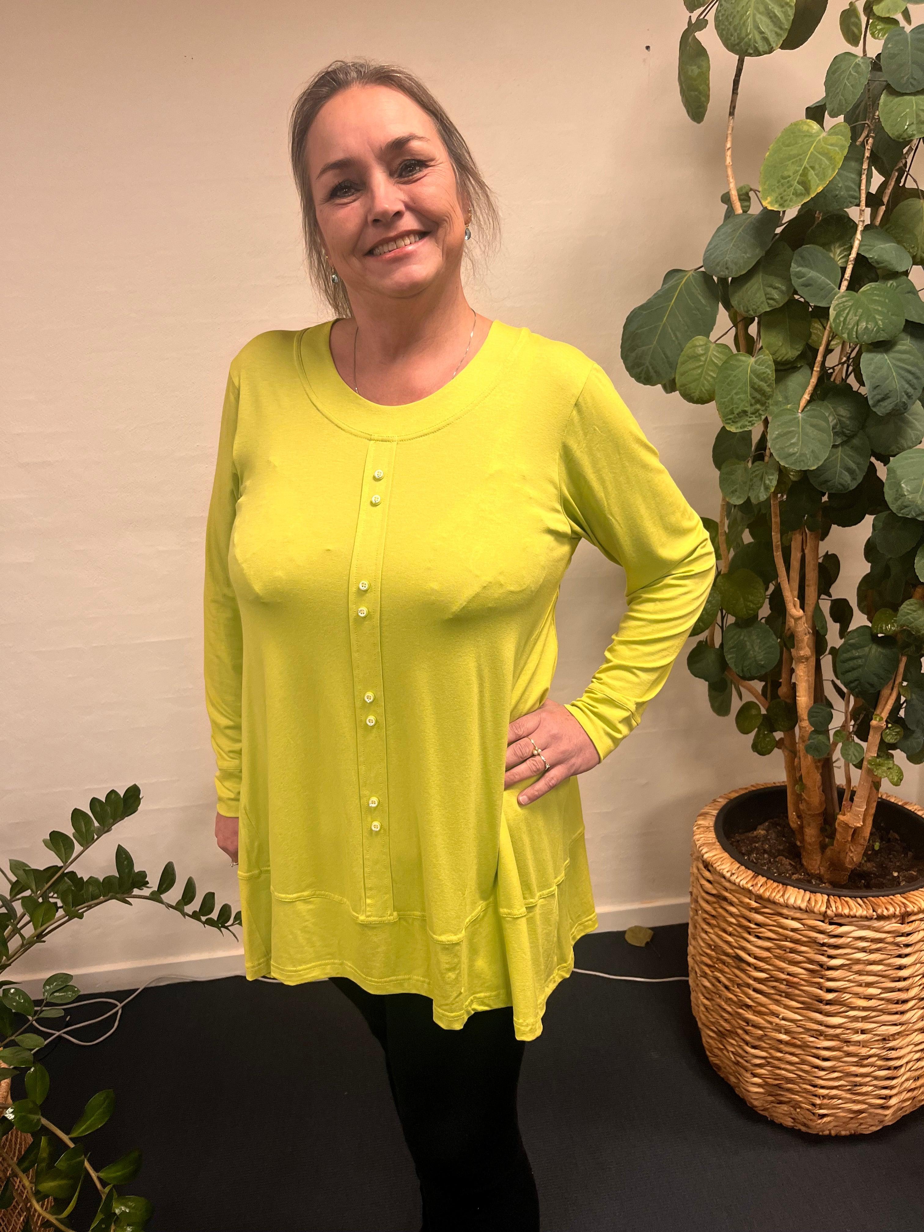 Pronto Woman LisG a-bluse lime-45 båret af smilende kvinde.