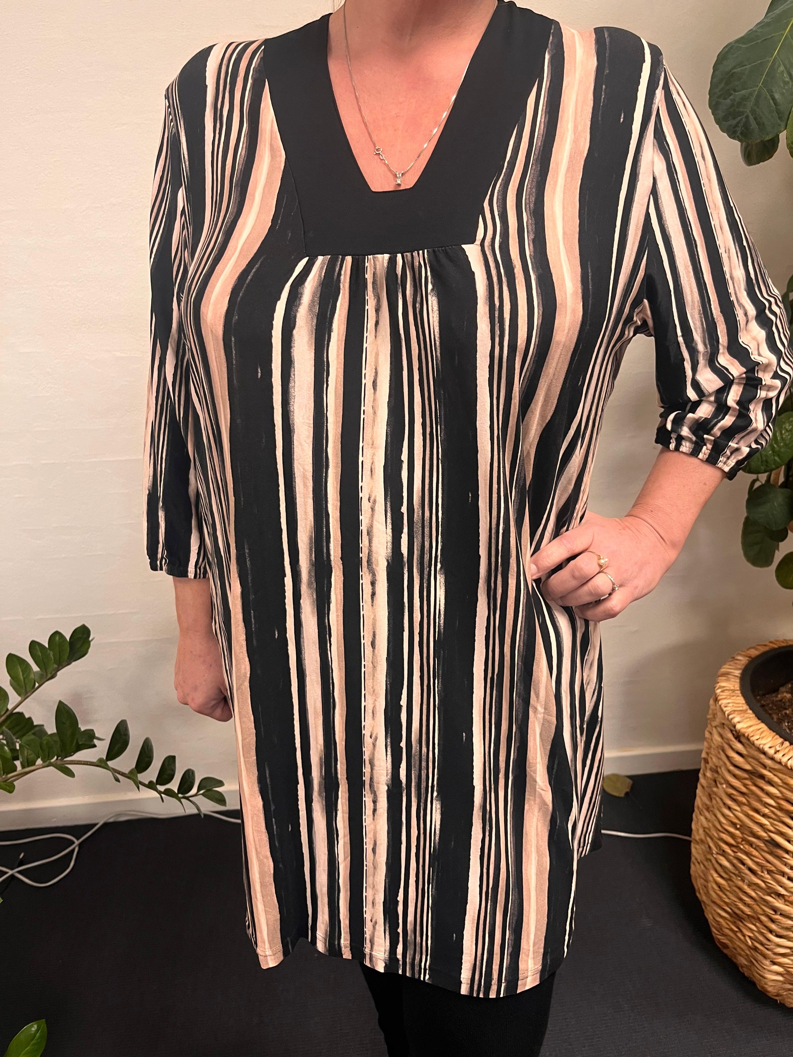 Pronto woman - LisG stribet tunika båret af kvinde.