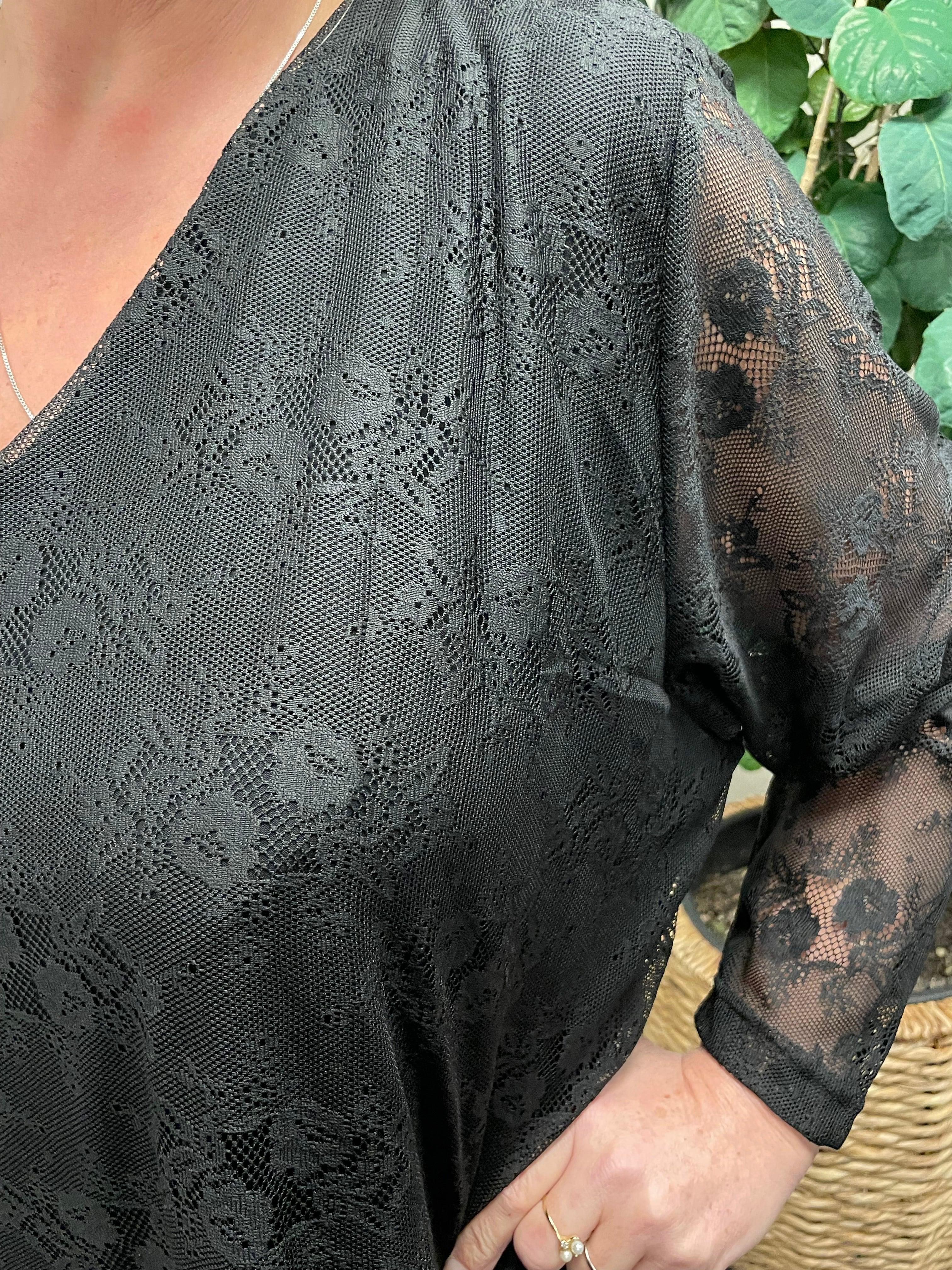 Pronto woman - LisG blondetunika, sort. Elegant blondetunika på kvindens arm.