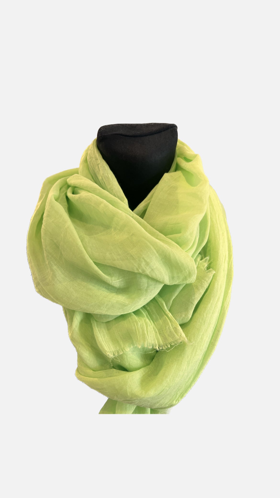 Tørklæde græs grøn -221 på sort mannequin.