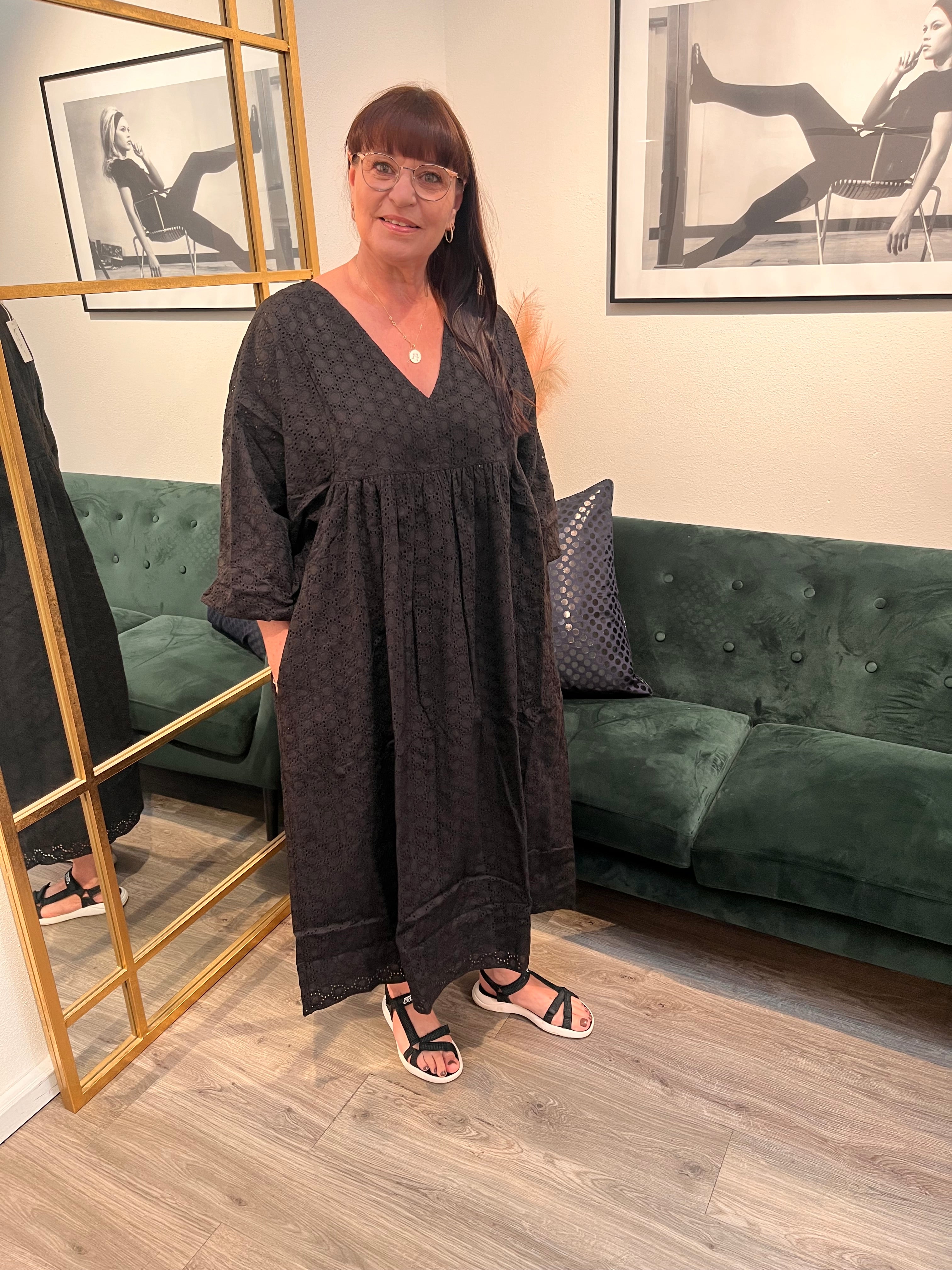 Femme Facon - AGNES 7/8 LOOSE DRESS SORT, elegant og luftig kjole.