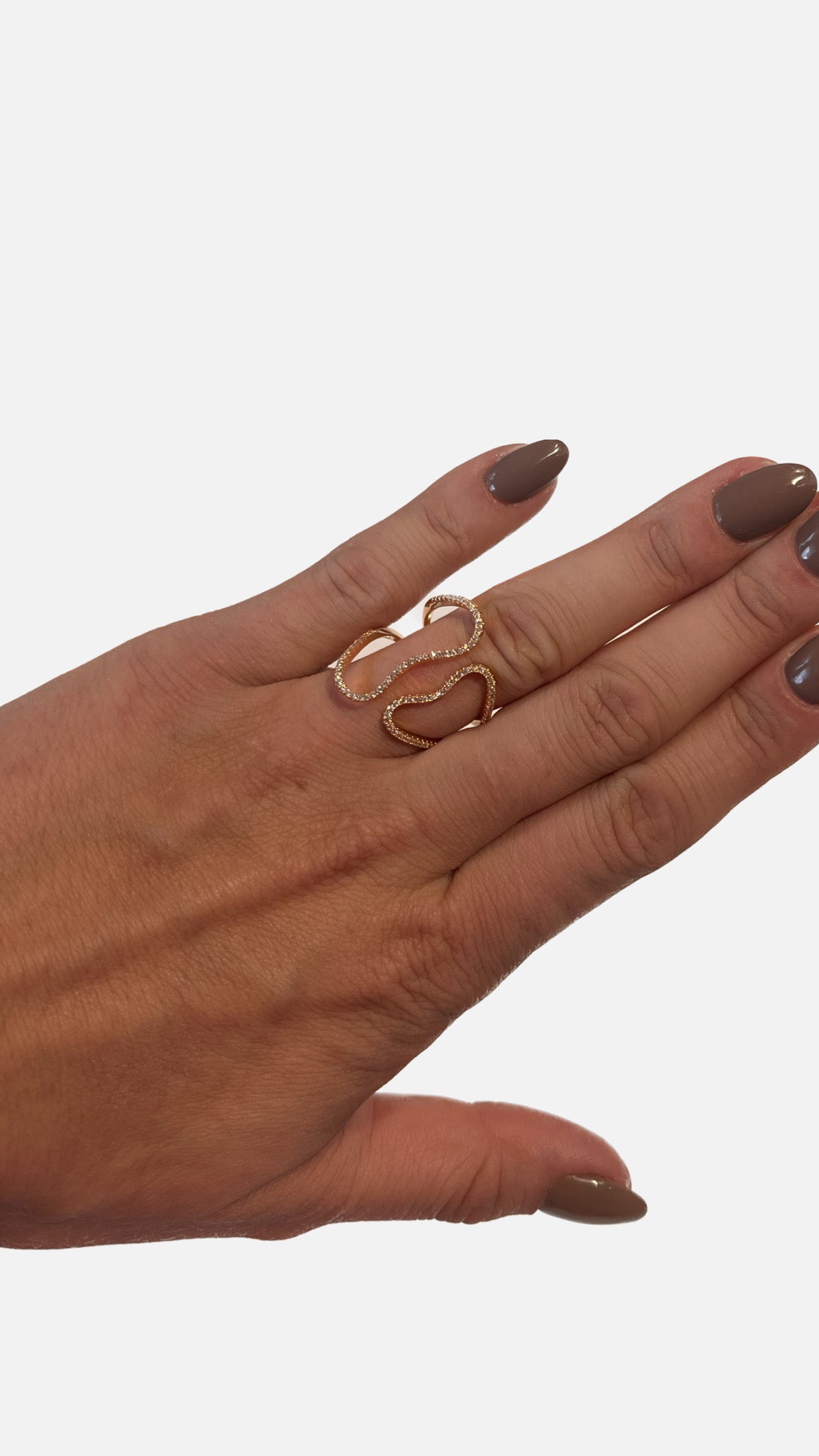 Dansk smykkekunst -ringe- 1A1010/1A1011 på en hånd, fremviser elegant design og kvalitetshåndværk med sterling sølv og ædelsten.