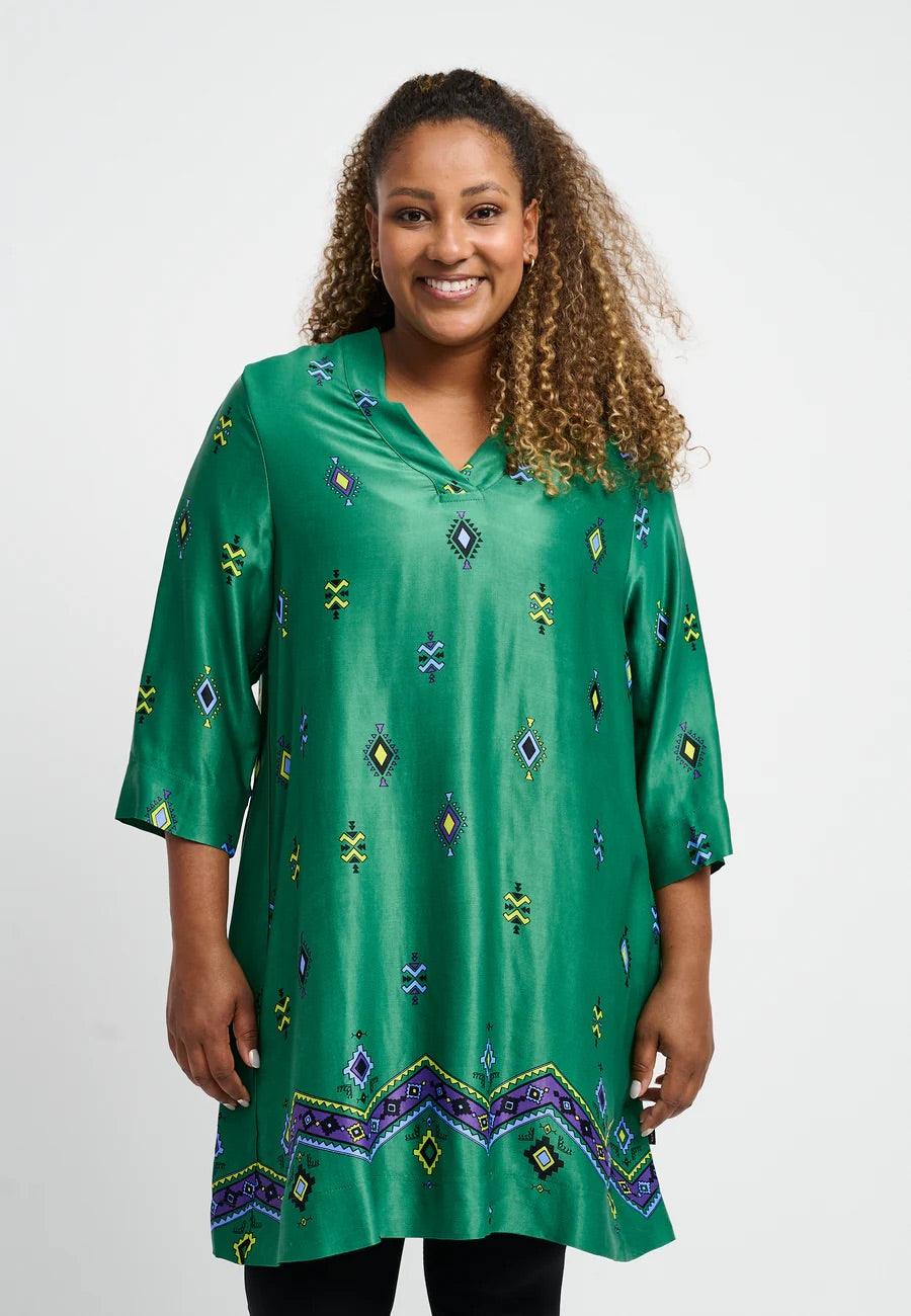 Kvinde iført Pont Neuf Bana bluse med V-halsudskæring.