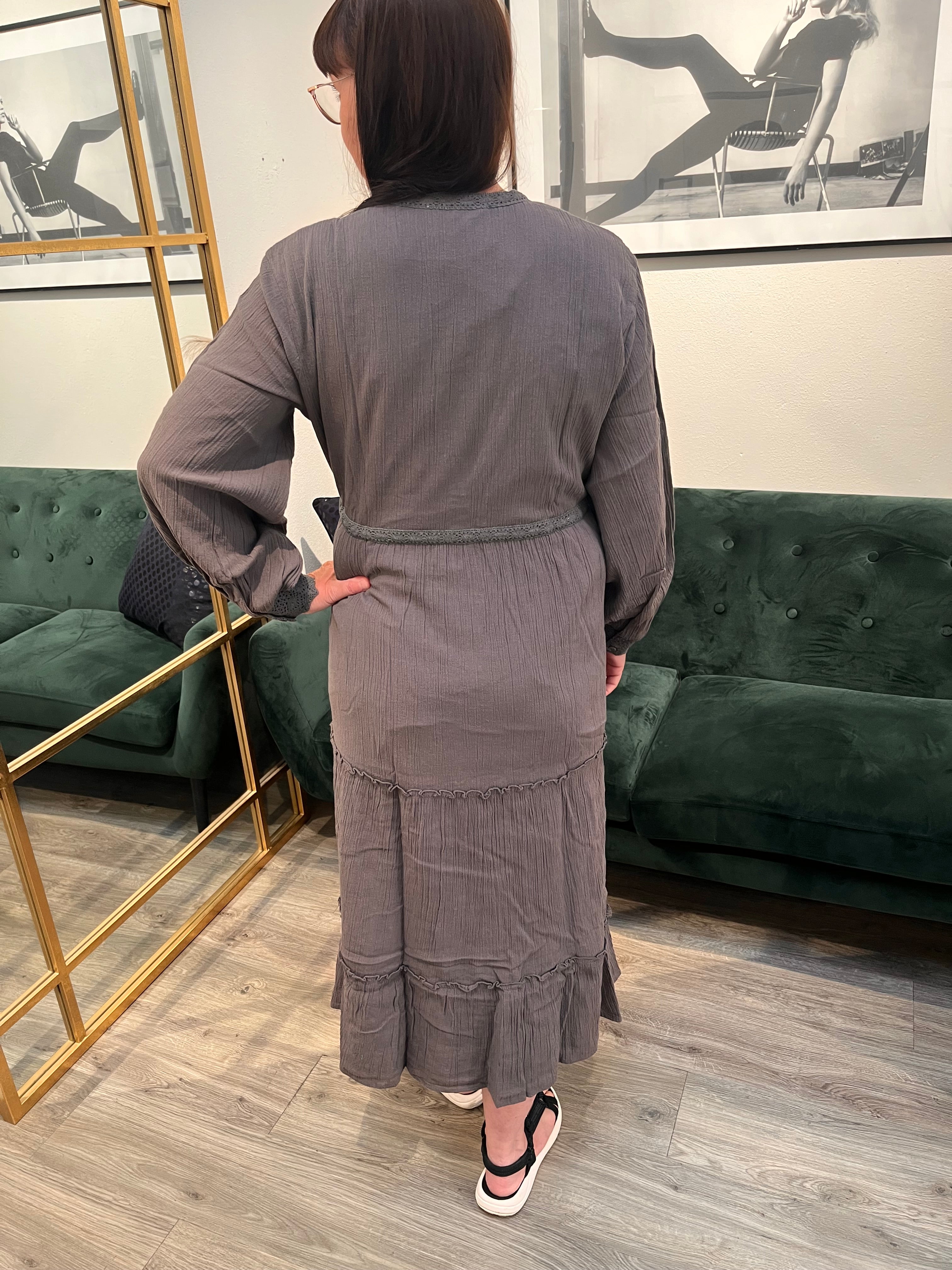 Femme Facon - LYDIA LS DRESS - WASHED DARK GREY bæres af kvinde.