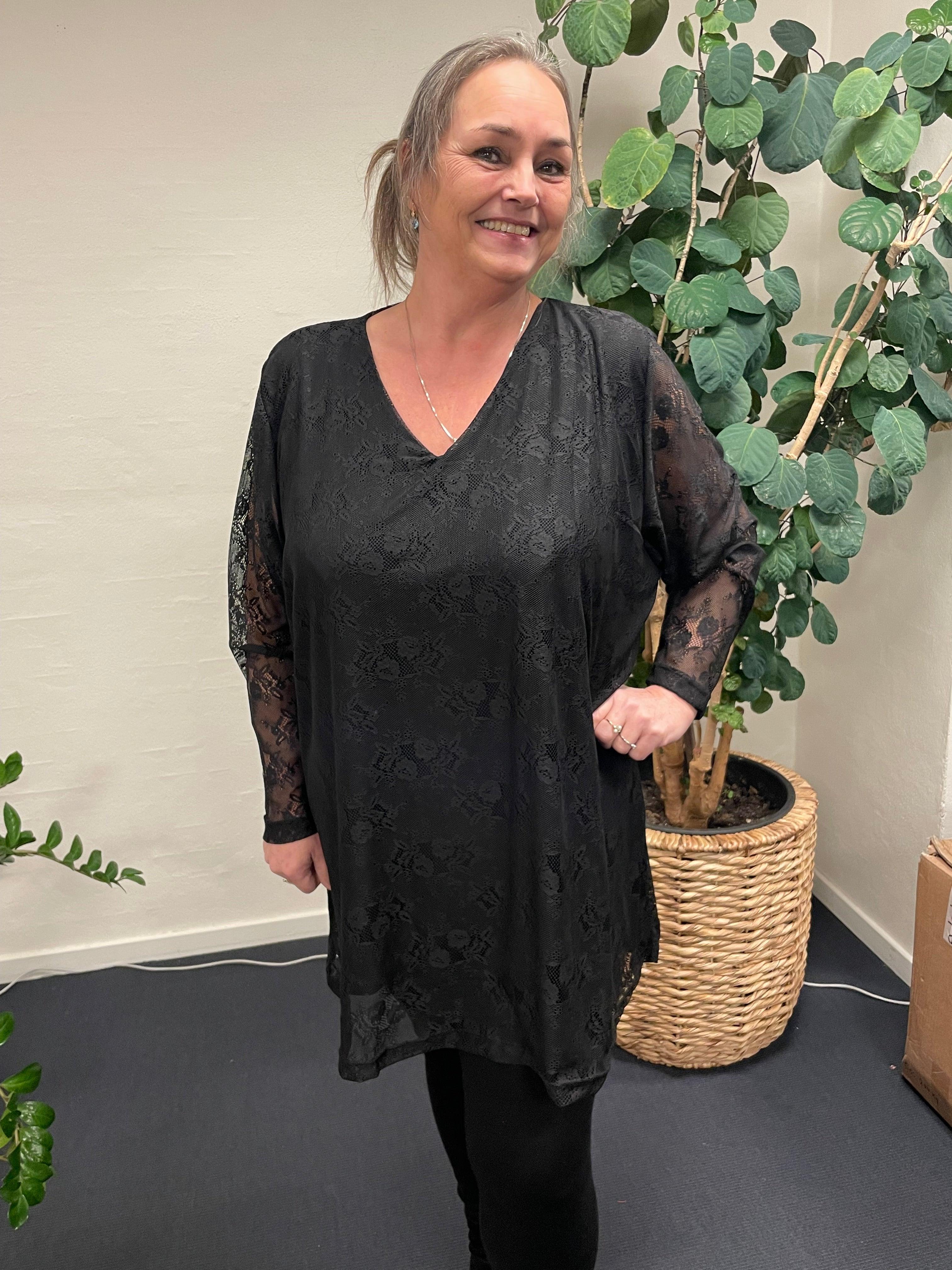 Kvinde i Pronto woman - LisG blondetunika, sort.