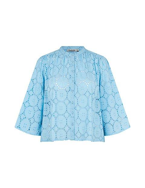 Casie skjorte i pastelblå broderie anglaise - Damernes Outlet