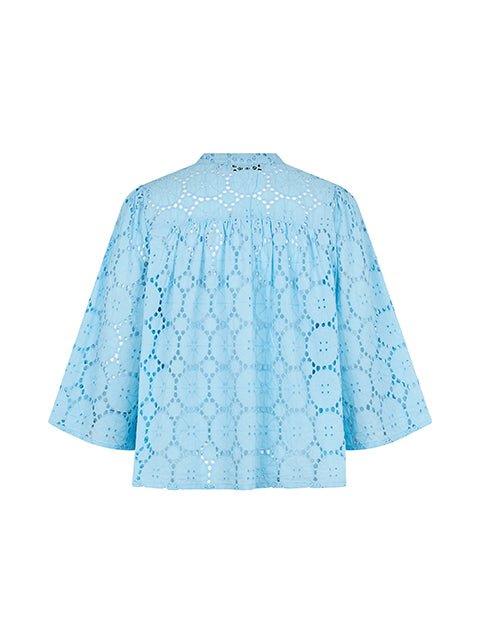 Casie skjorte i pastelblå broderie anglaise - Damernes Outlet