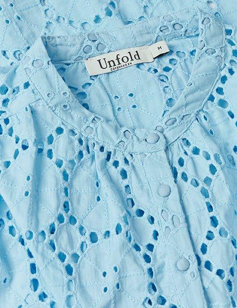 Casie skjorte i pastelblå broderie anglaise - Damernes Outlet