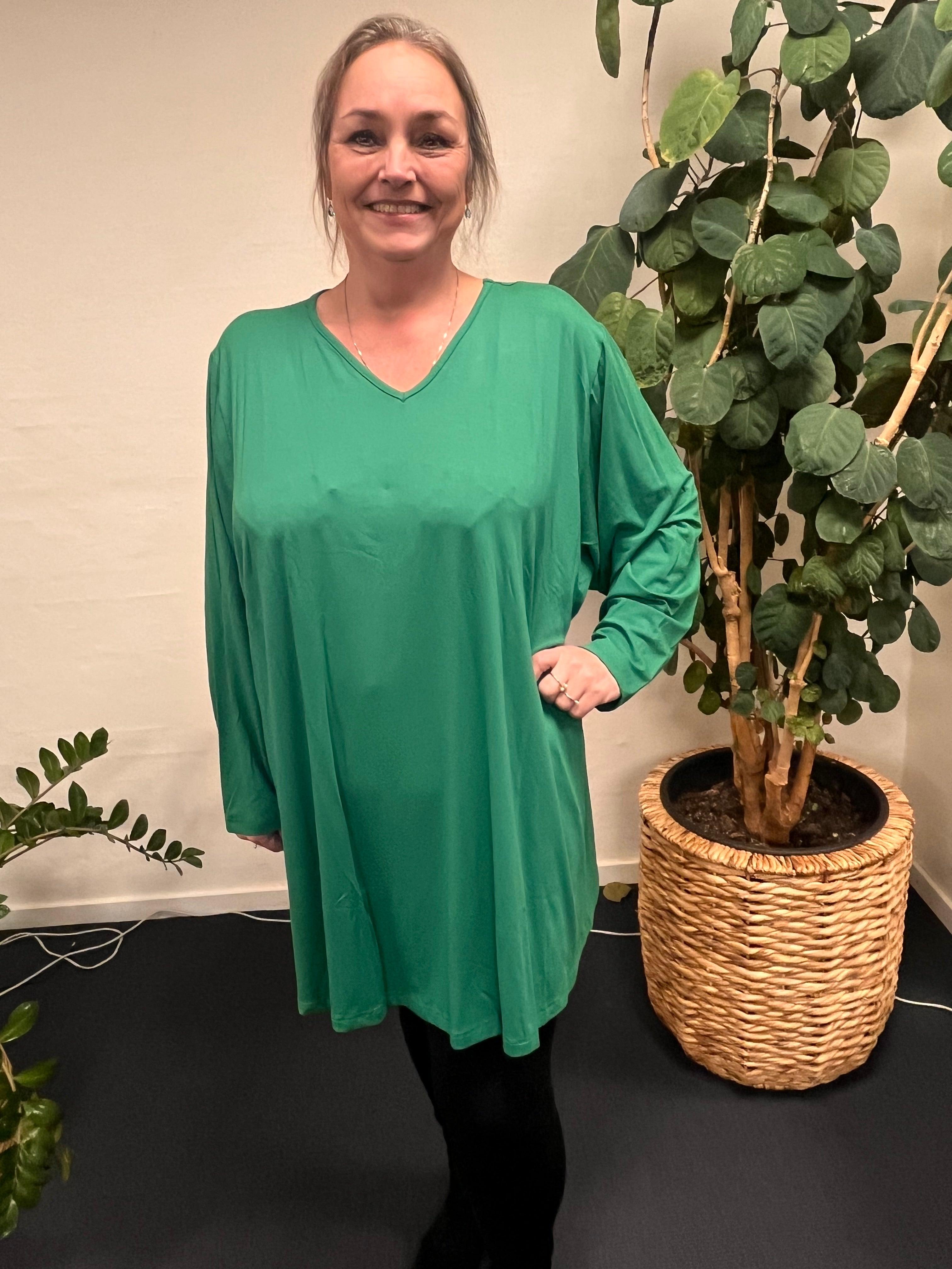 Pronto Woman- LisG tunika i A-facon, kvinde iført grøn tunika.
