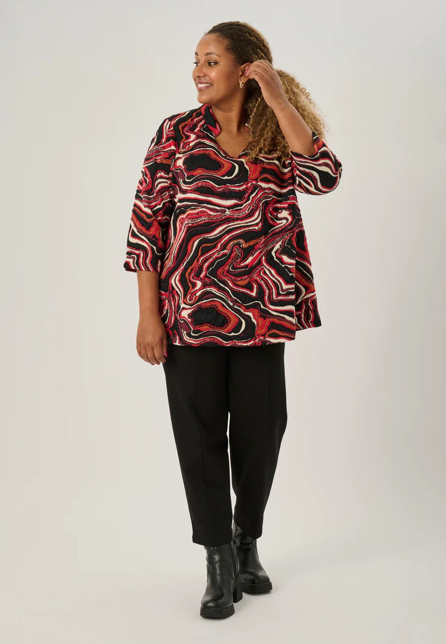 Pont neuf Ajda kjole med striber og sorte støvler.