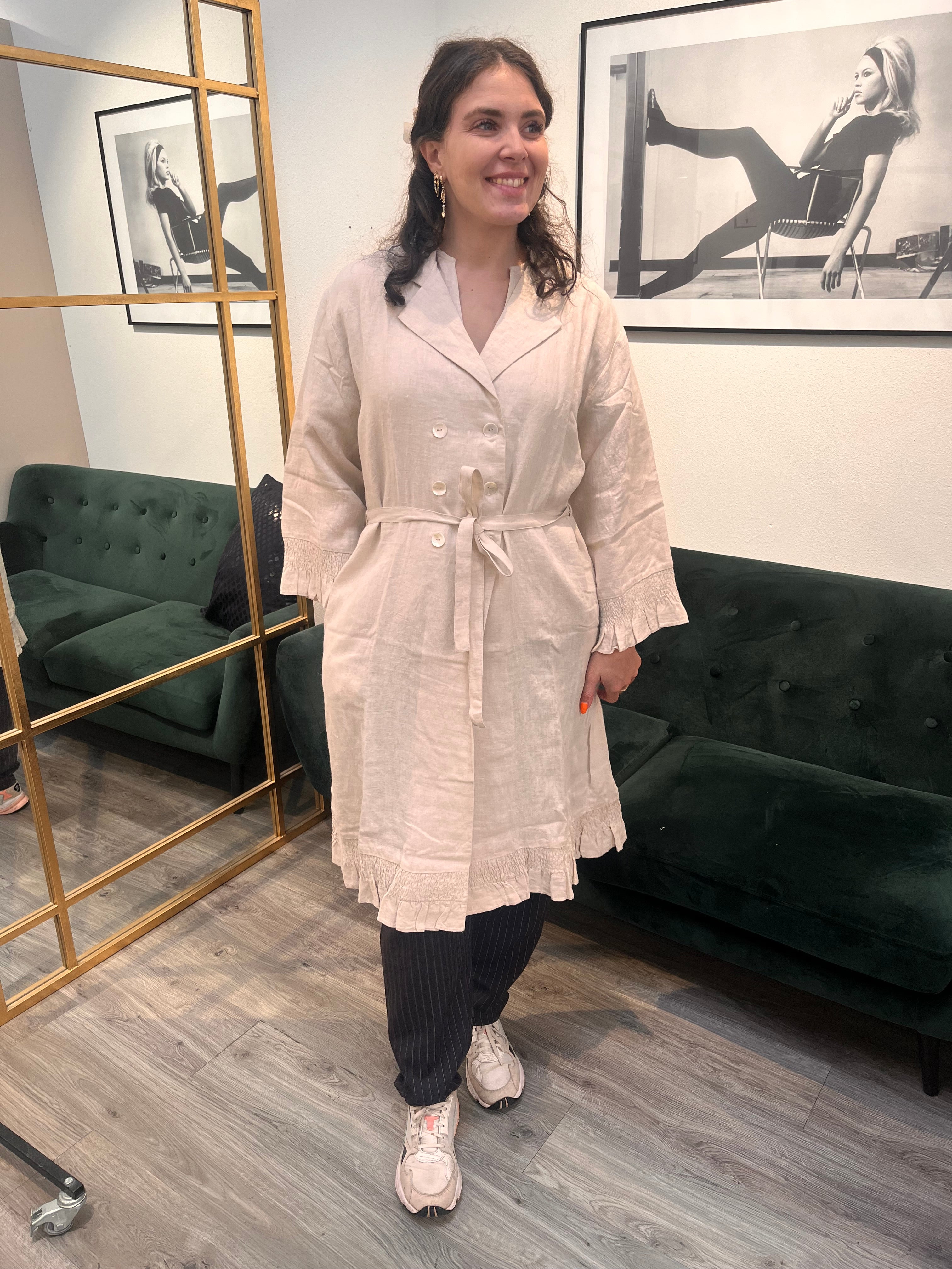 Femme Facon - THIT LS TRENCHCOAT med smockdetaljer og bælte.