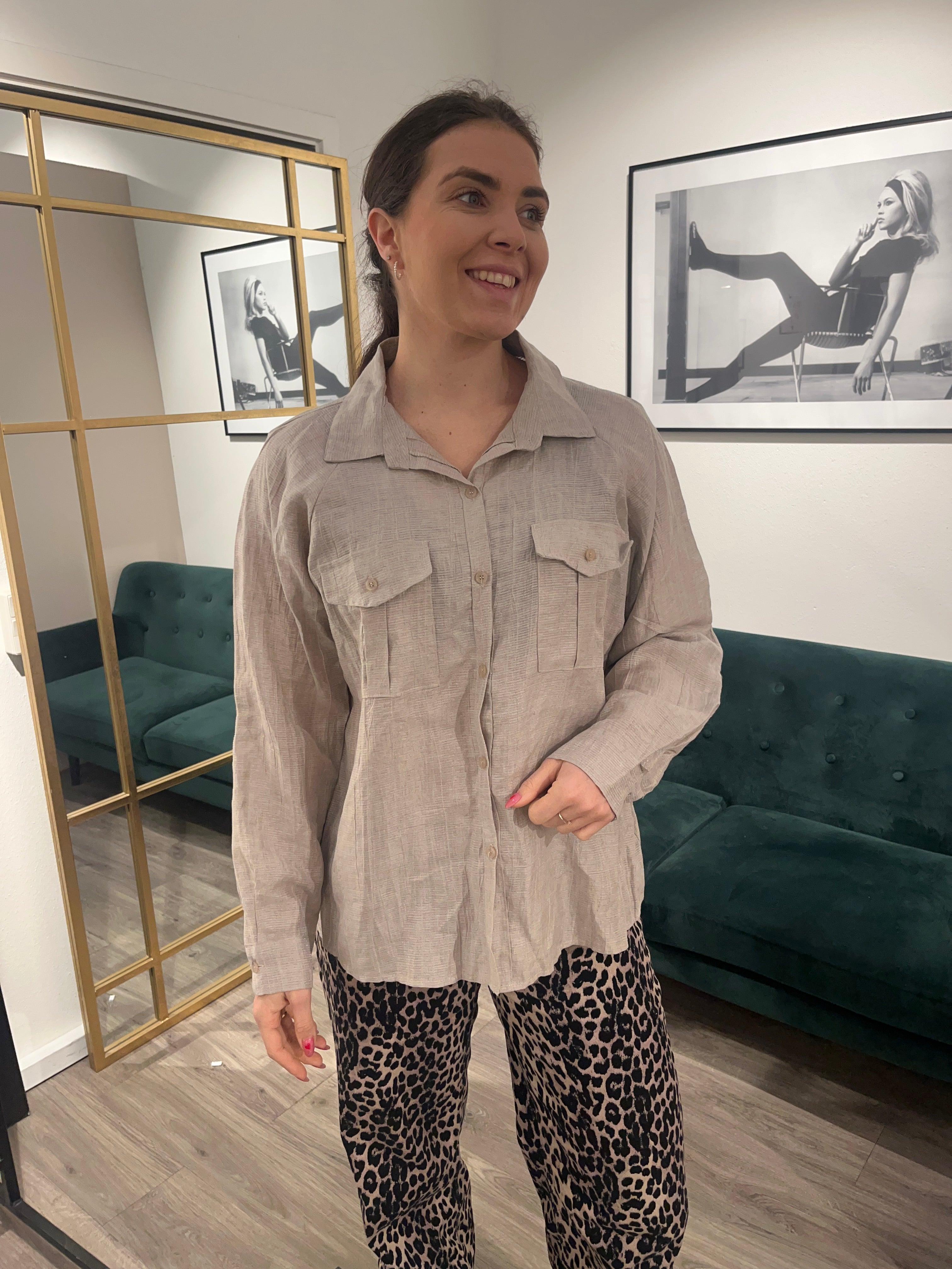 Copenhagen luxe Skjorte 2233 med sølvdetaljer bæres af kvinde.