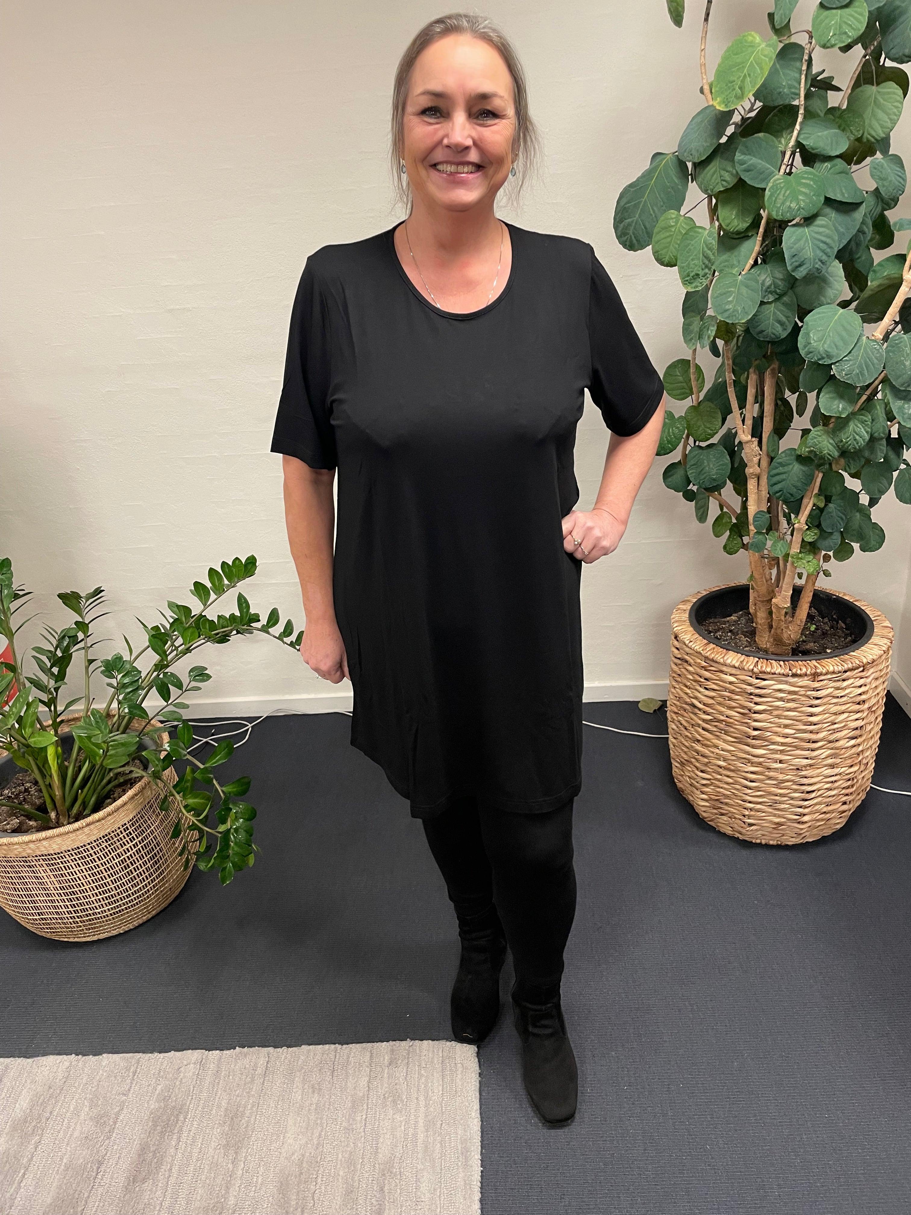 Kvinde iført By Caroline - LisG lang t-shirt sort, str. 38.