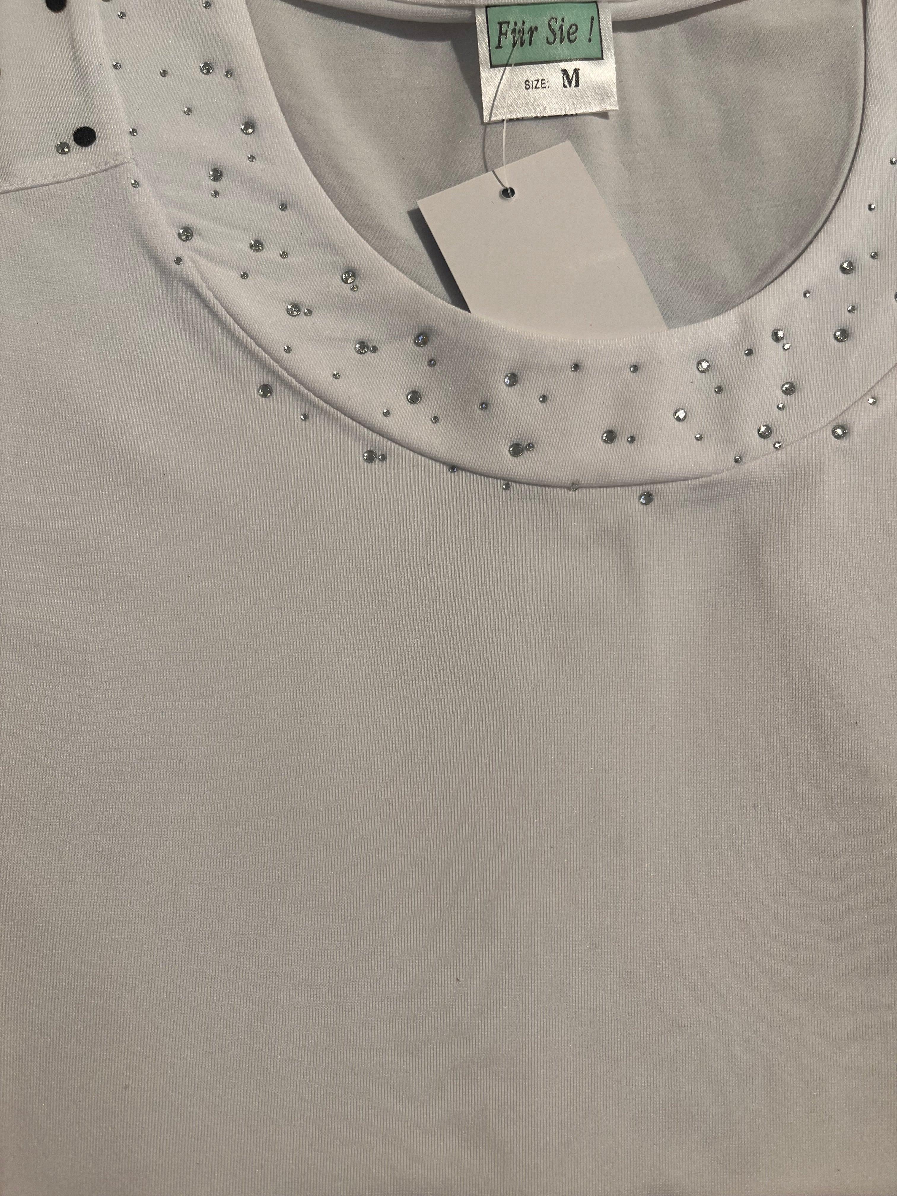 Für Sie! | hvid bluse med sorte prikker, tag vedhæftet.