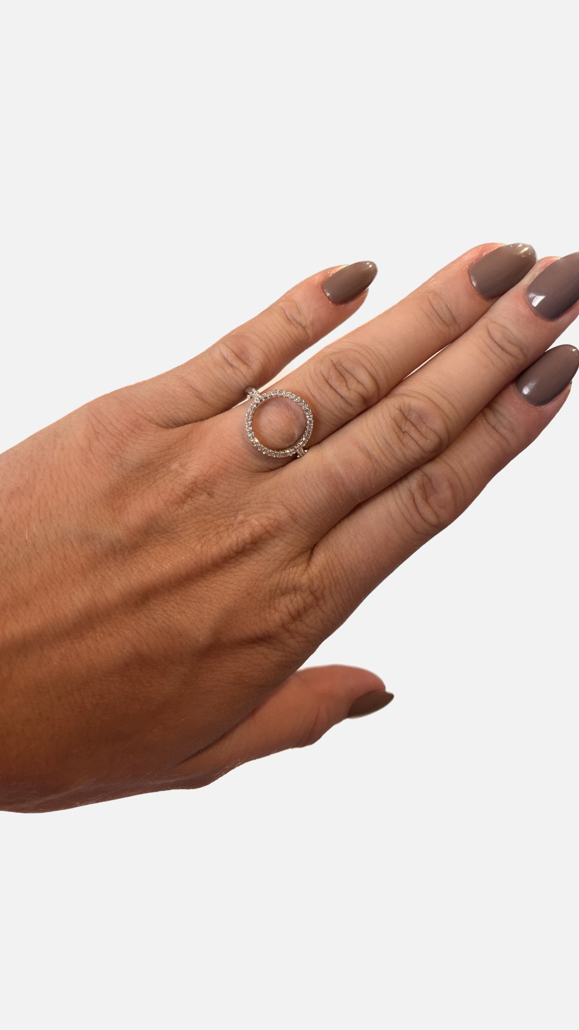 Dansk smykkekunst -ringe- 1A1009/1A1008 justerbar ring bæres på en hånd, fremhæver elegant design og mode. Perfekt som modeaccessory.