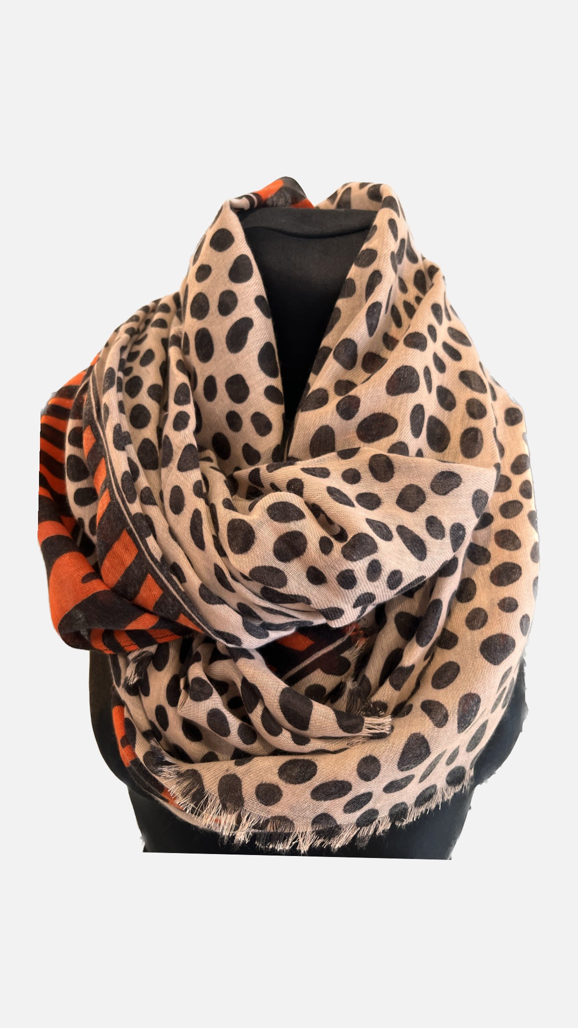 Tørklæde sort/Orange -259 på mannequin.