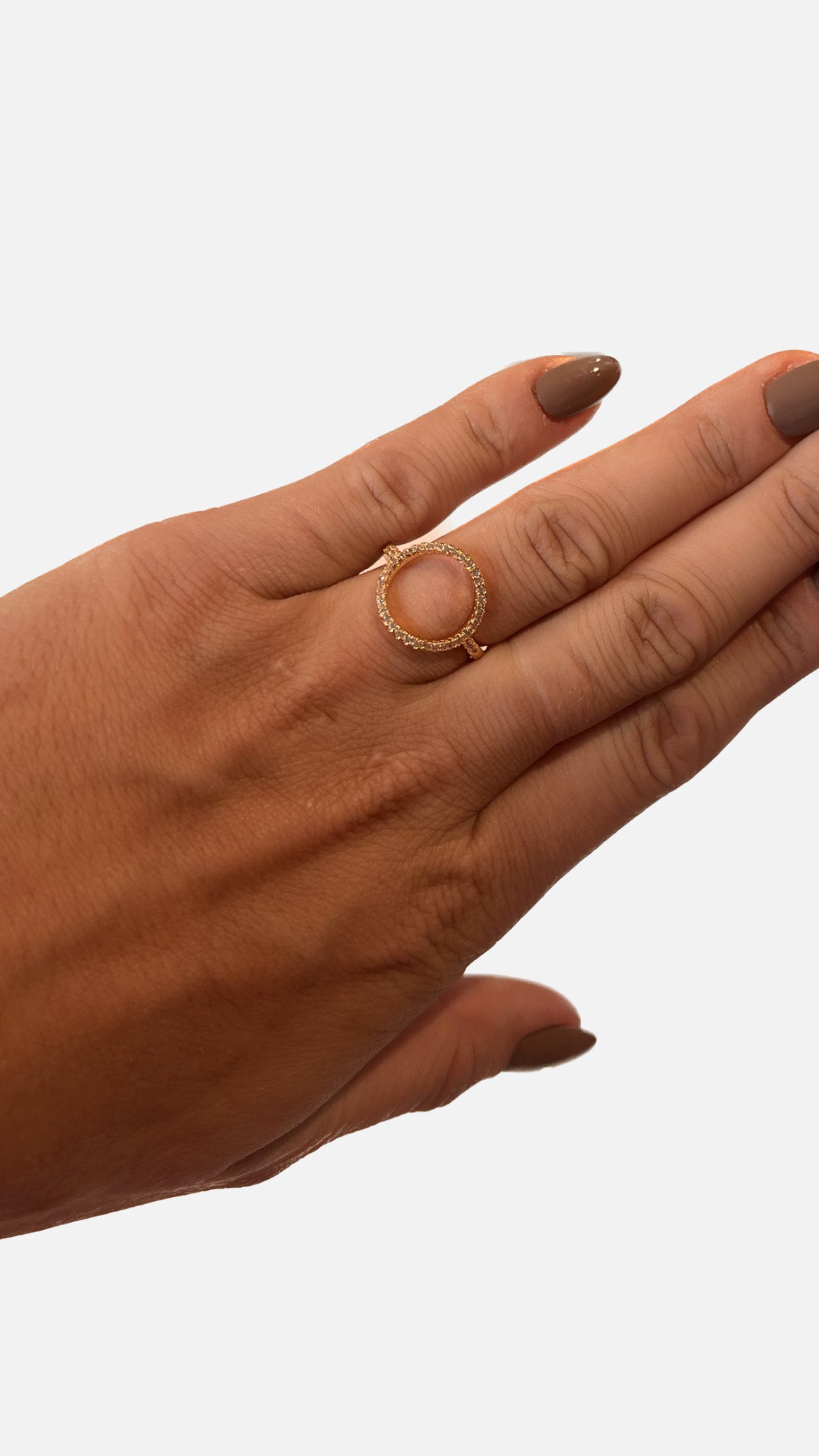 Dansk smykkekunst -ringe- 1A1009/1A1008 ses på en finger. Ringen er justerbar, båret som en elegant modeaccessory på en hånd.