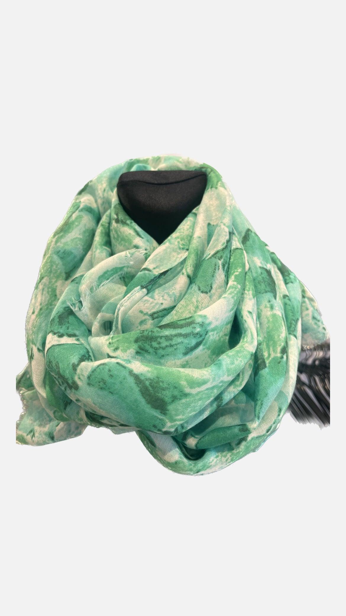 Tørklæde grøn K-242837-05 -222 på mannequin.