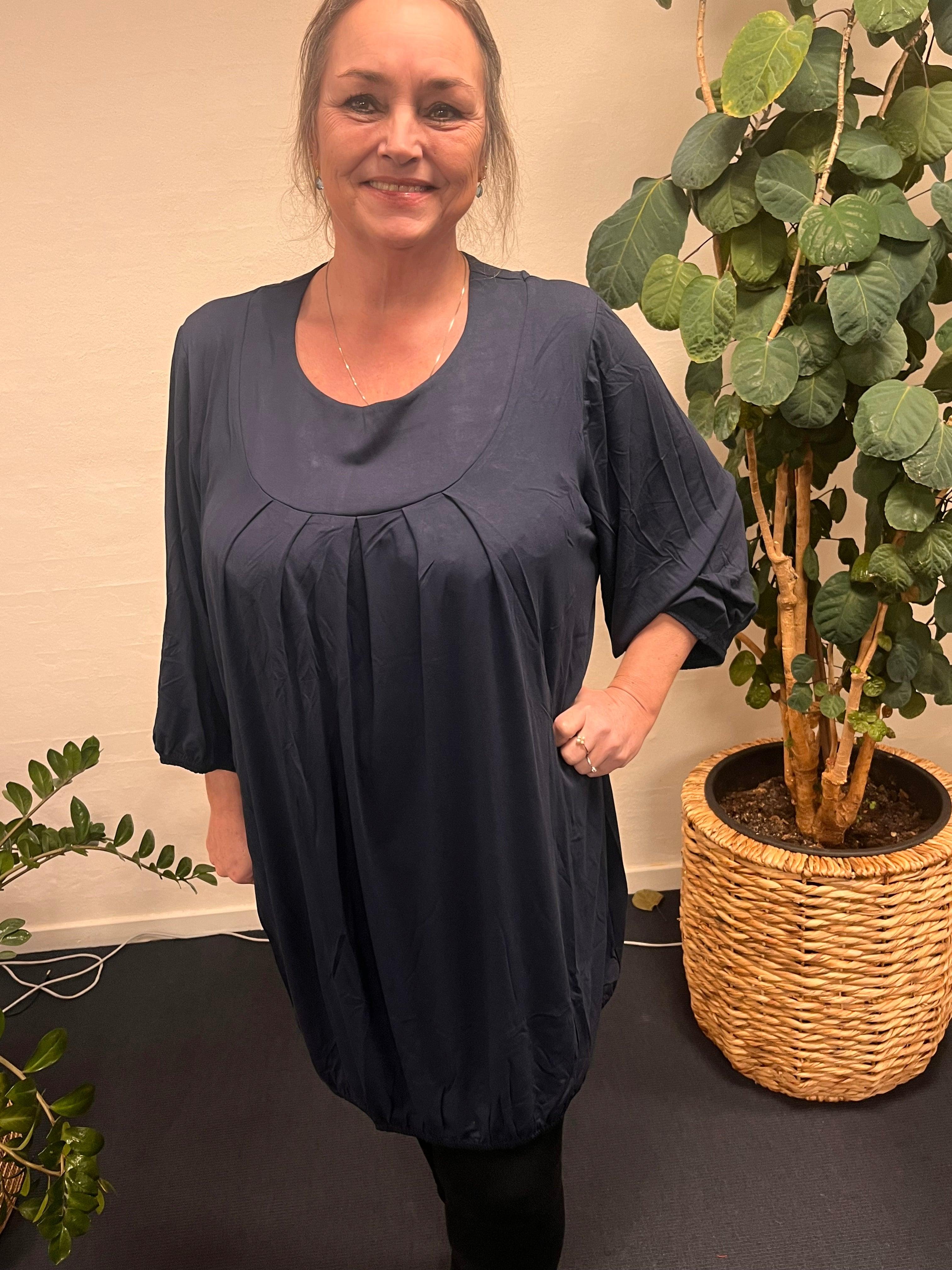 Pronto woman - LisG tunika med flotte læg i marineblå.