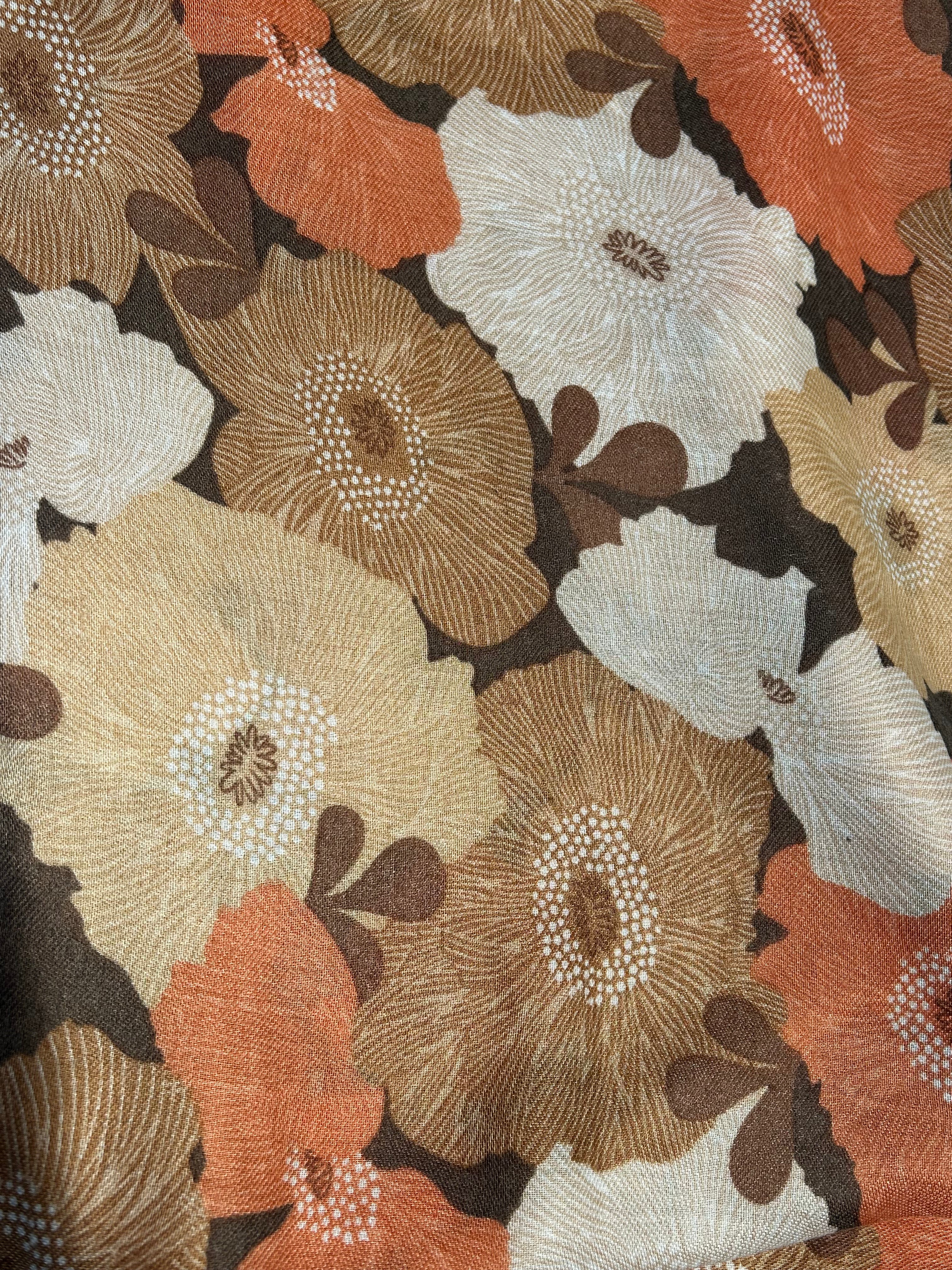 Tørklæde med brune nuancer og blomsterprint fra Lisbeth Merrild.