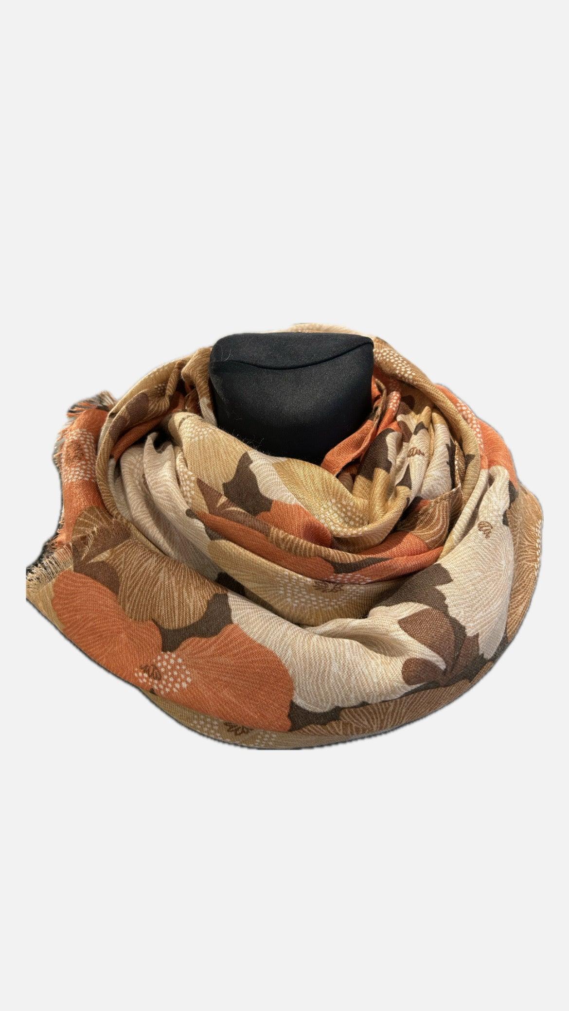 Tørklæde i orange/beige blomsterprint på mannequin.